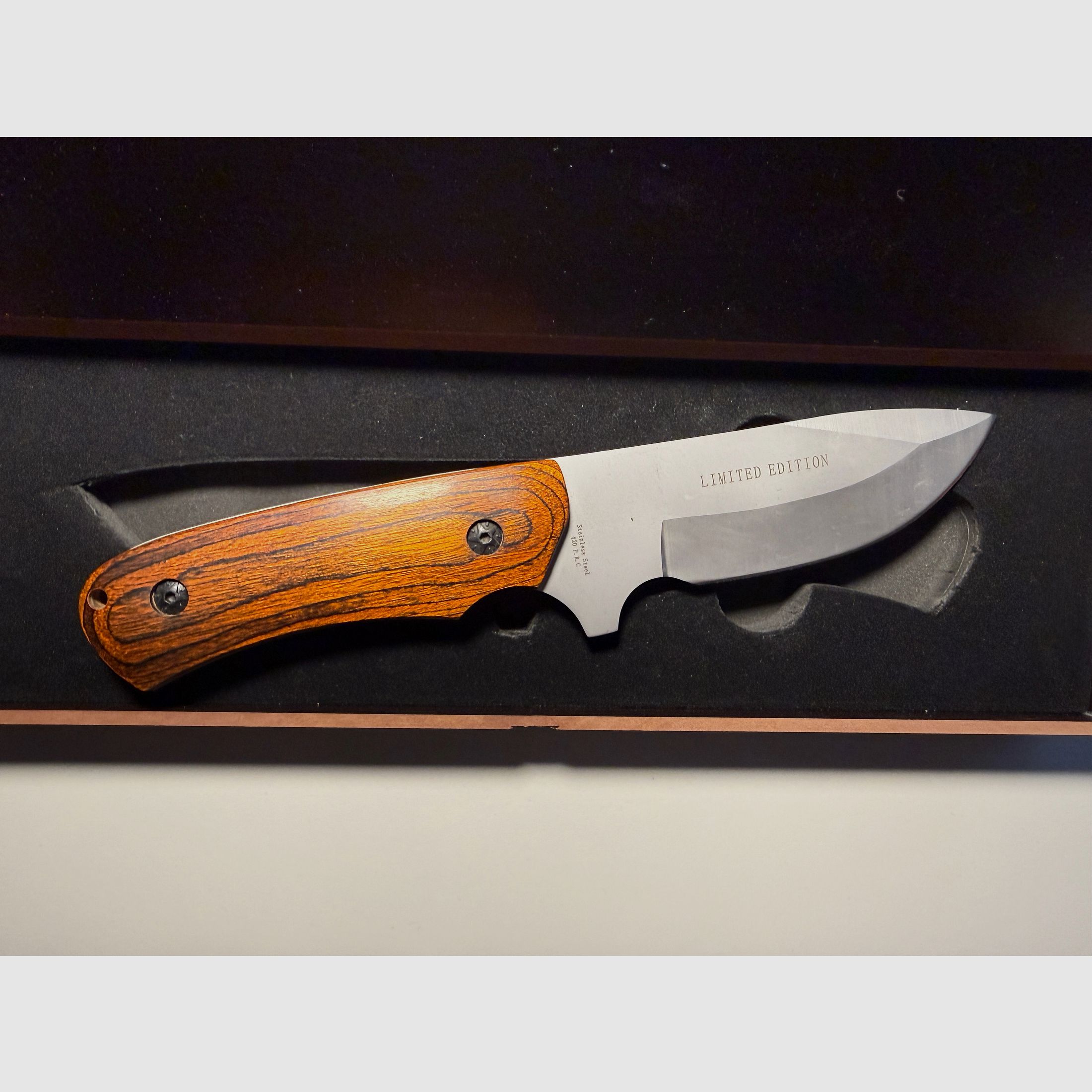 Falkner collector's knife, Wolf