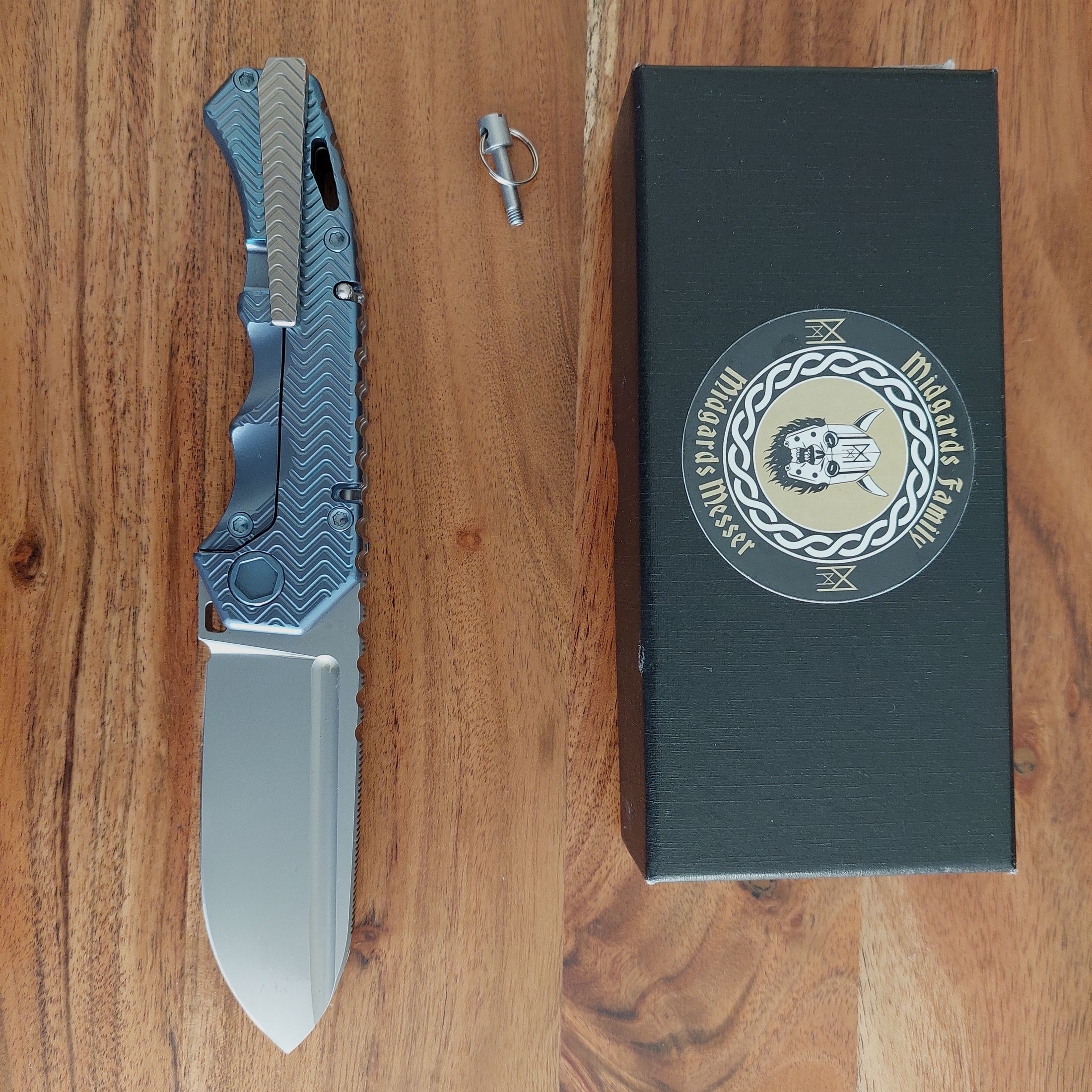 Midgard's knife collection new and unused. Please read the description!!!!! A total of 2 swords and 9 knives. Pictures of all knives can be sent. Many limited and no longer available. The price is negotiable. All knives and swords can be legally owned.