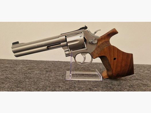 Smith & Wesson	 686-3 Target Champion