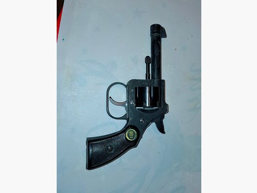 4 pistolets/ revolvers à blanc