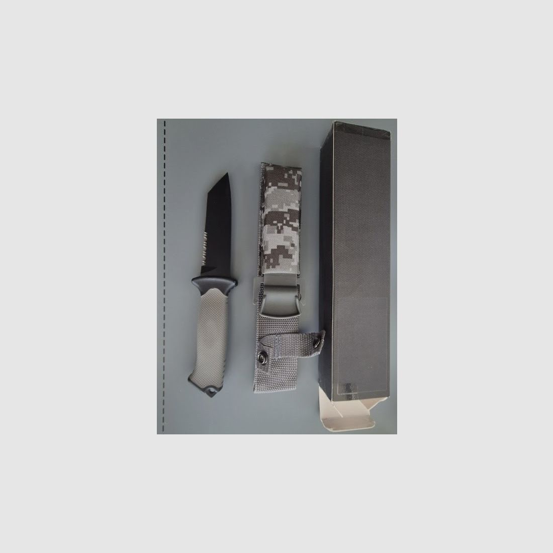 Cuchillo táctico Tanto como nuevo con funda de camuflaje