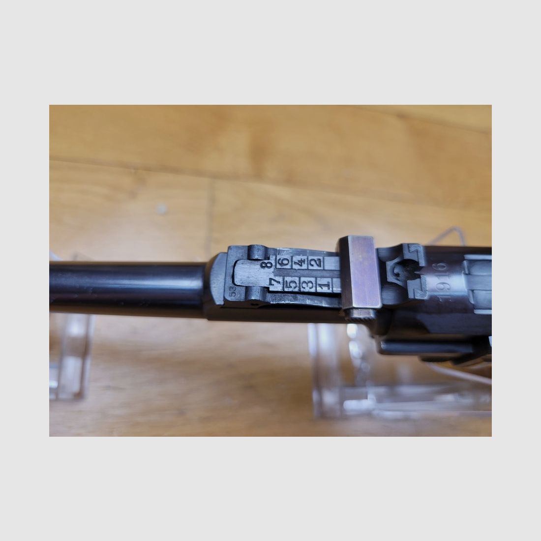 Wunderschöner Artillerie Luger P08/14 – Waffe von 1916 – Lauf von 8 Zoll – Herstellung DWM – vollständig monomatrikuliert (außer das Magazin, das aus der Zeit stammt) – Kaliber 9×19 – verstellbare Visierung des ersten Typs – sehr schöne Griffschalen – sehr sorgfältige Brünierung – TBE++, Bild 11 von 22