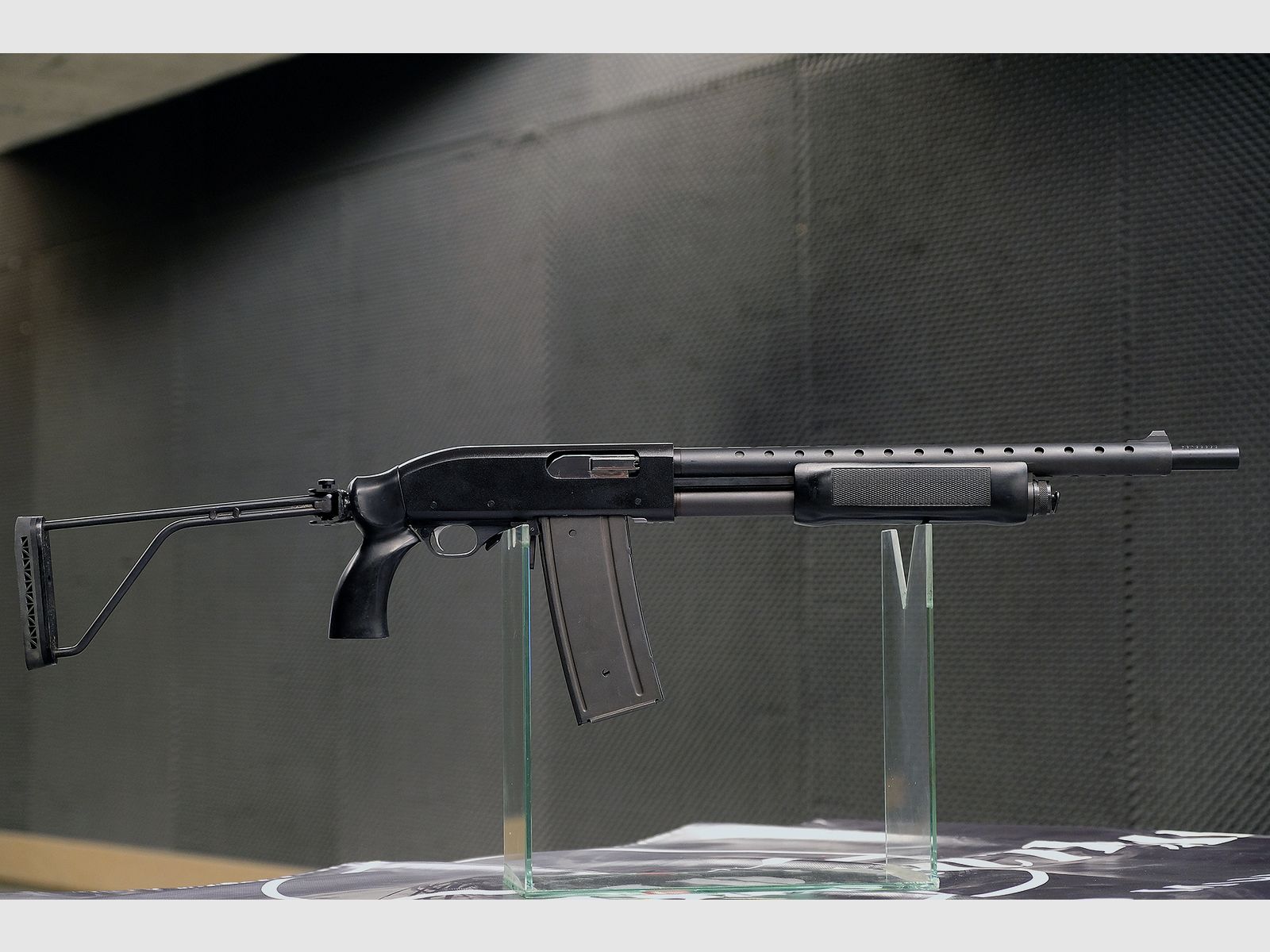 Mossberg 500 z magazynkiem pudełkowym, zdjęcie 2 z 5