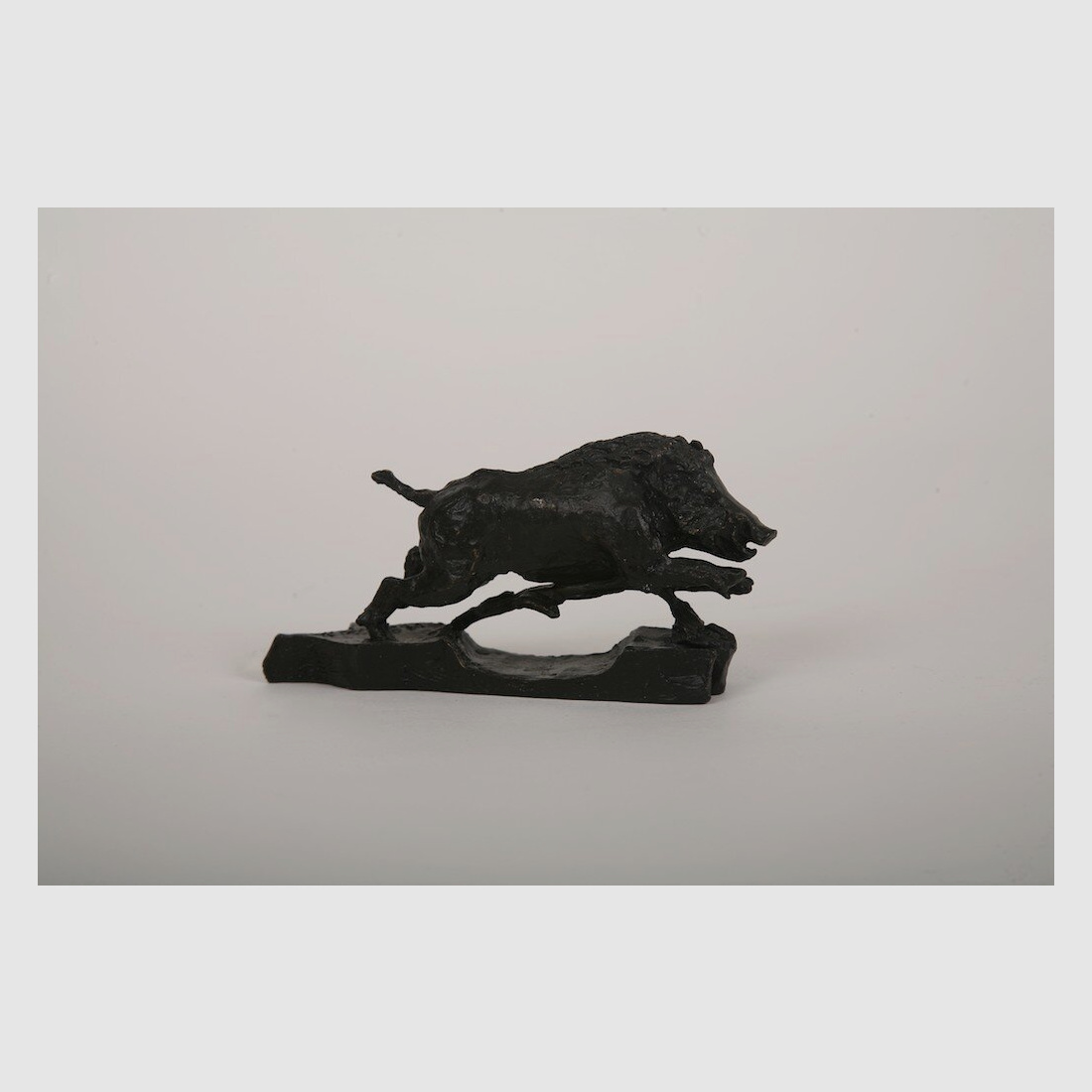 Lovergreen bronzen beeld van het springende wildzwijn van Marie Boisson