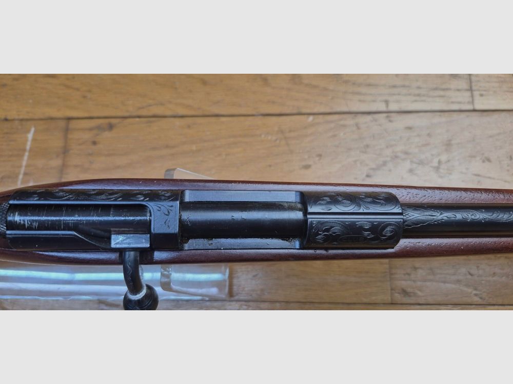 Bardzo ładna karabina ogrodowa Manufrance – Model „Club” – Kal. 9 mm Flobert (nabój lub śrut) – Bardzo piękne grawerunki w spirale nawet na osłonie spustu – Grube czarne oksydowanie 100% oryginalne – Piękne drewno ładnie żłobione – Mechanika i lufa nietknięte – Stan niemal nowy – TBE++/TBE+++, zdjęcie 21 z 35