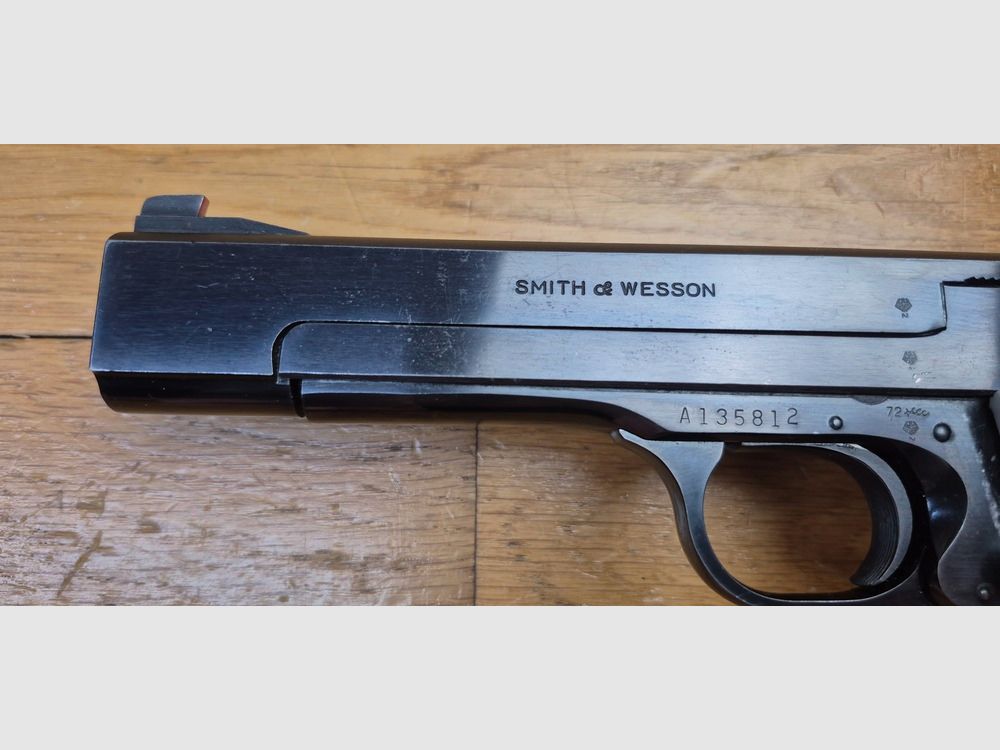 Wunderschöne Smith&Wesson Mod.41 Pistole – Kal. .22LR – Ganz aus echtem Stahl – 100% Brünierung – Waffe von 1971 – Mechanik und Lauf erstklassig – Eine der niedrigsten Handfeuerwaffen, die je hergestellt wurden – Zwei Griffsets – Zwei Magazine – Sehr guter Zustand Sup. – TBE++, Bild 26 von 28