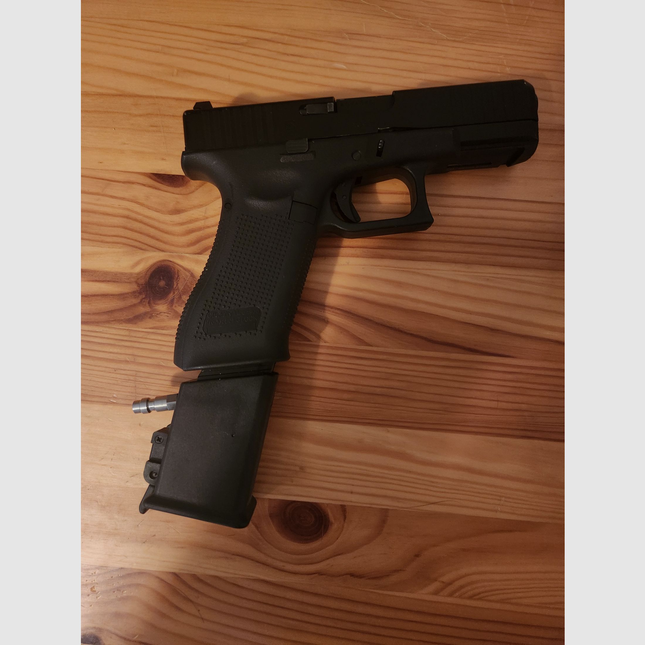 Glock 45 Airsoft 6mm BB – 2 magazines + HPA adapter + holster/accessories – 18+