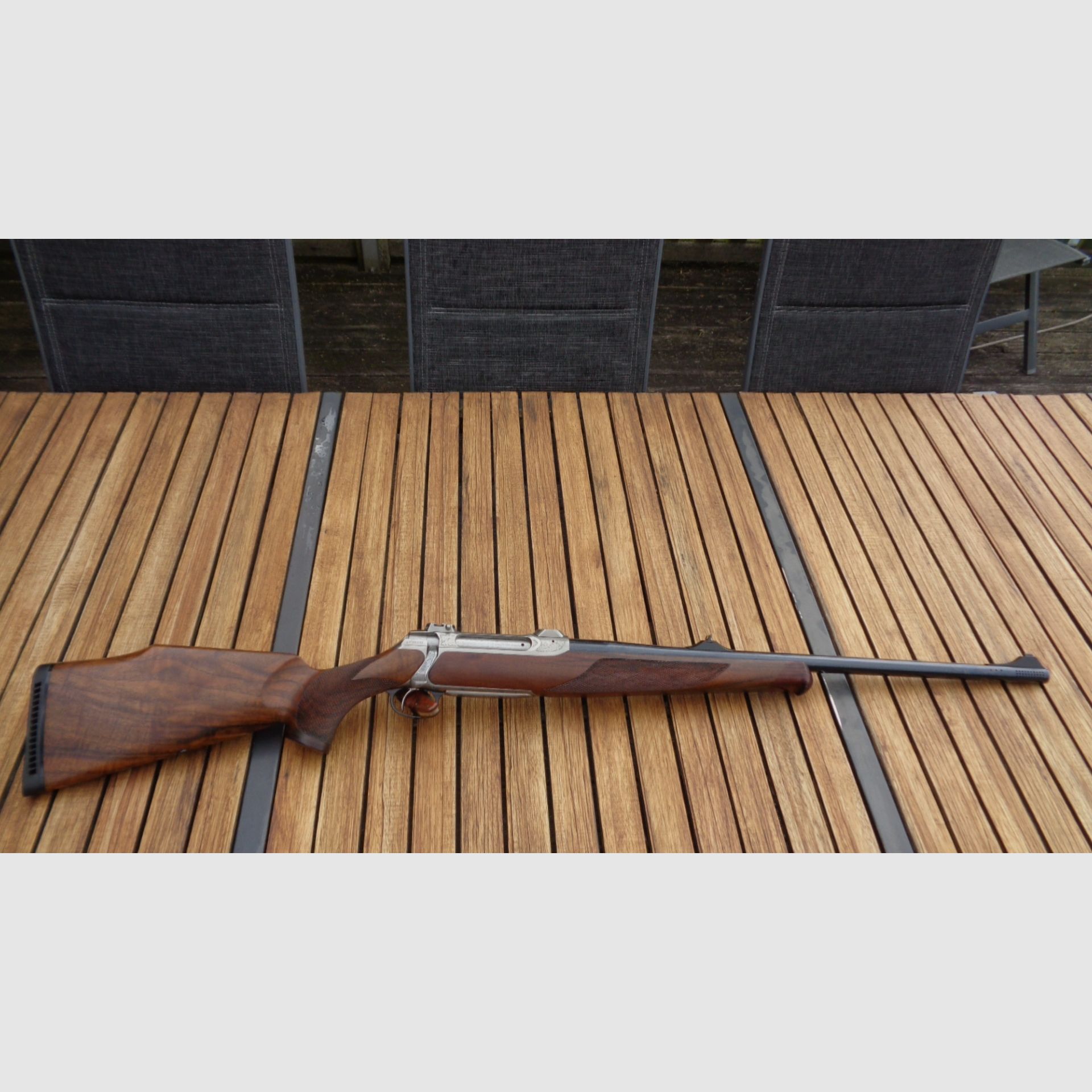Sauer 202 .375 H&H Europa Luxus E nitriertes Stahlgehäuse Eichenlaub-Gravur ausgesuchtem Nußbaumholz
