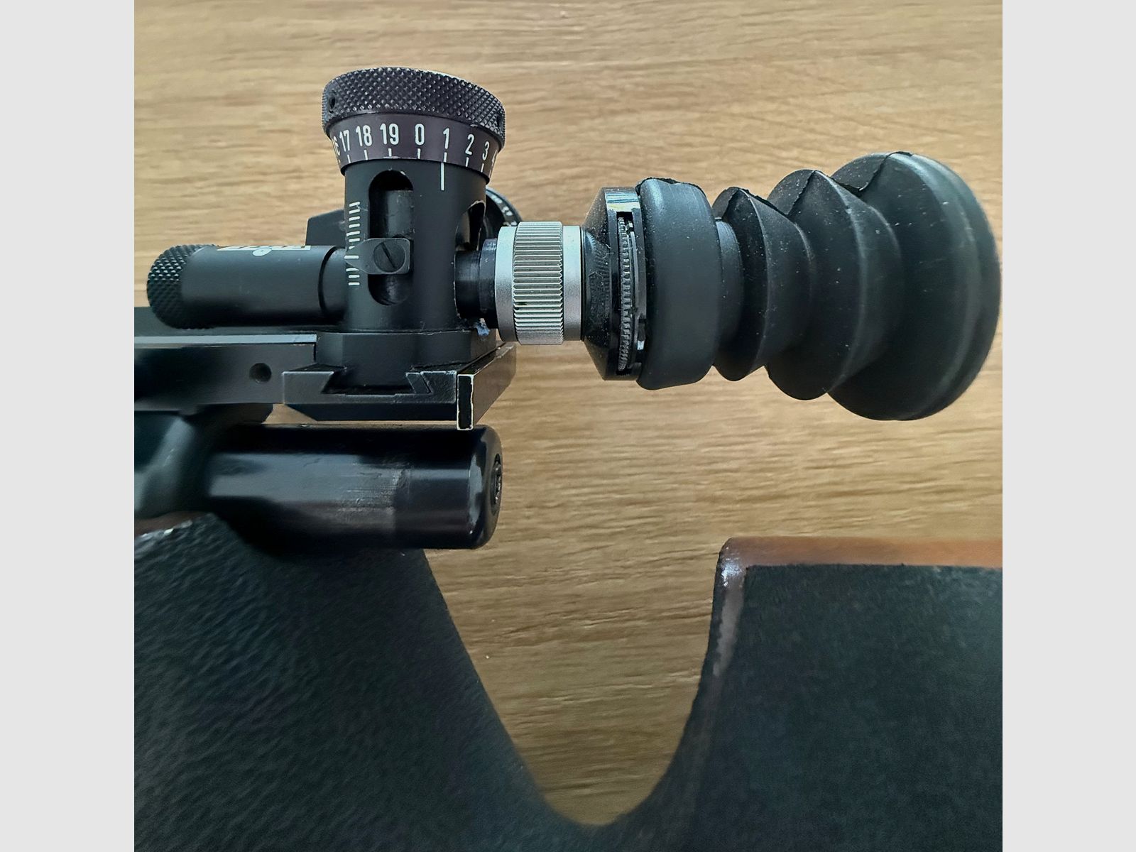 Weihrauch HW60M, Matchbüchse im Kaliber .22Lf.B. mit Zieloptik: Elite 201