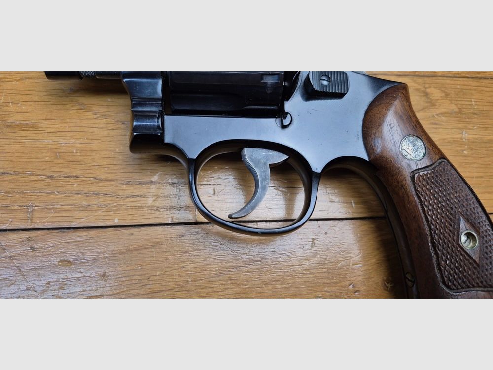 Peu courant et très beau Revolver Smith&Wesson Mod 12-1 – Rare version Air Weight du Military and Police de 1905 – Alliage spécial en carcasse et barillet acier – 6 coups (et pas 5 !) en calibre 38 SP – Canon 2 pouces neuf – Arme bluffante de …. 520 grammes en carcasse KA ! – Le grand frères du Smith 37- Belles construction Smith des grandes années – Arme de 1962 – A l&rsquo;état de neuf ! – TBE+/TBE++, image 20 sur 23