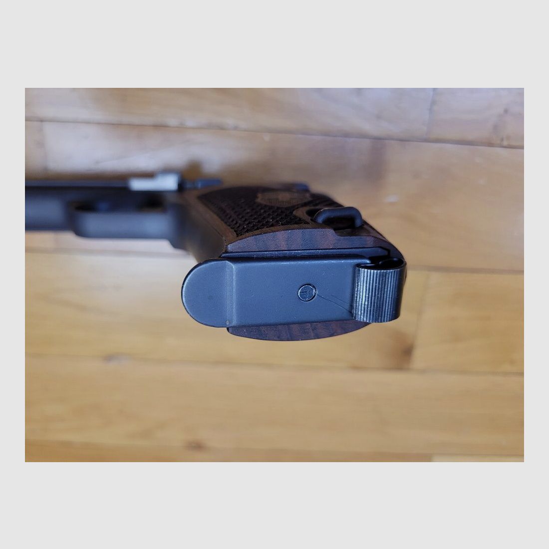 Prächtige SIG P210-2 Pistole – Mythos des 9 para – Militärwaffe Modell P-49 aus der 6. und letzten Lieferung – Waffe von 1974 – Brünierung, Funktion und Traumlauf – Original Militärgriffschalen, reguläre Holster und Nill Target Luxusgriff – Top Sammlerstück – Neuwertiger Zustand!, Bild 8 von 23