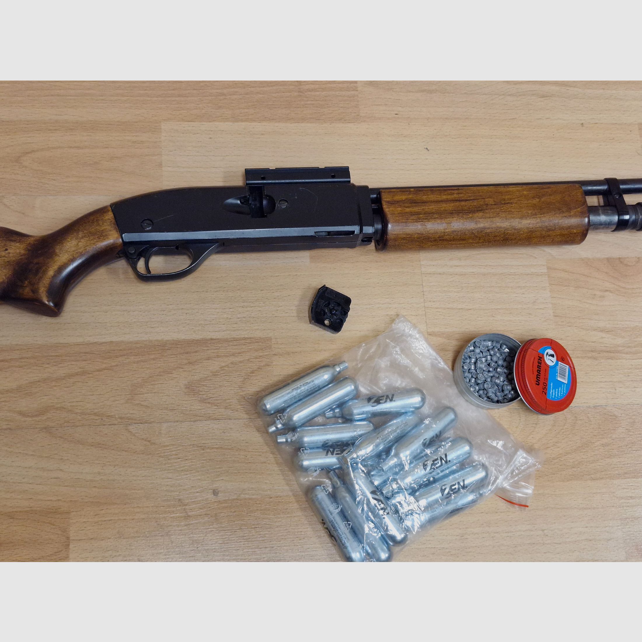 Luftgewehr Crosman 622 Pell Clip Repeater 5,5mm .22 CO2 Vorderschaftrepetierer