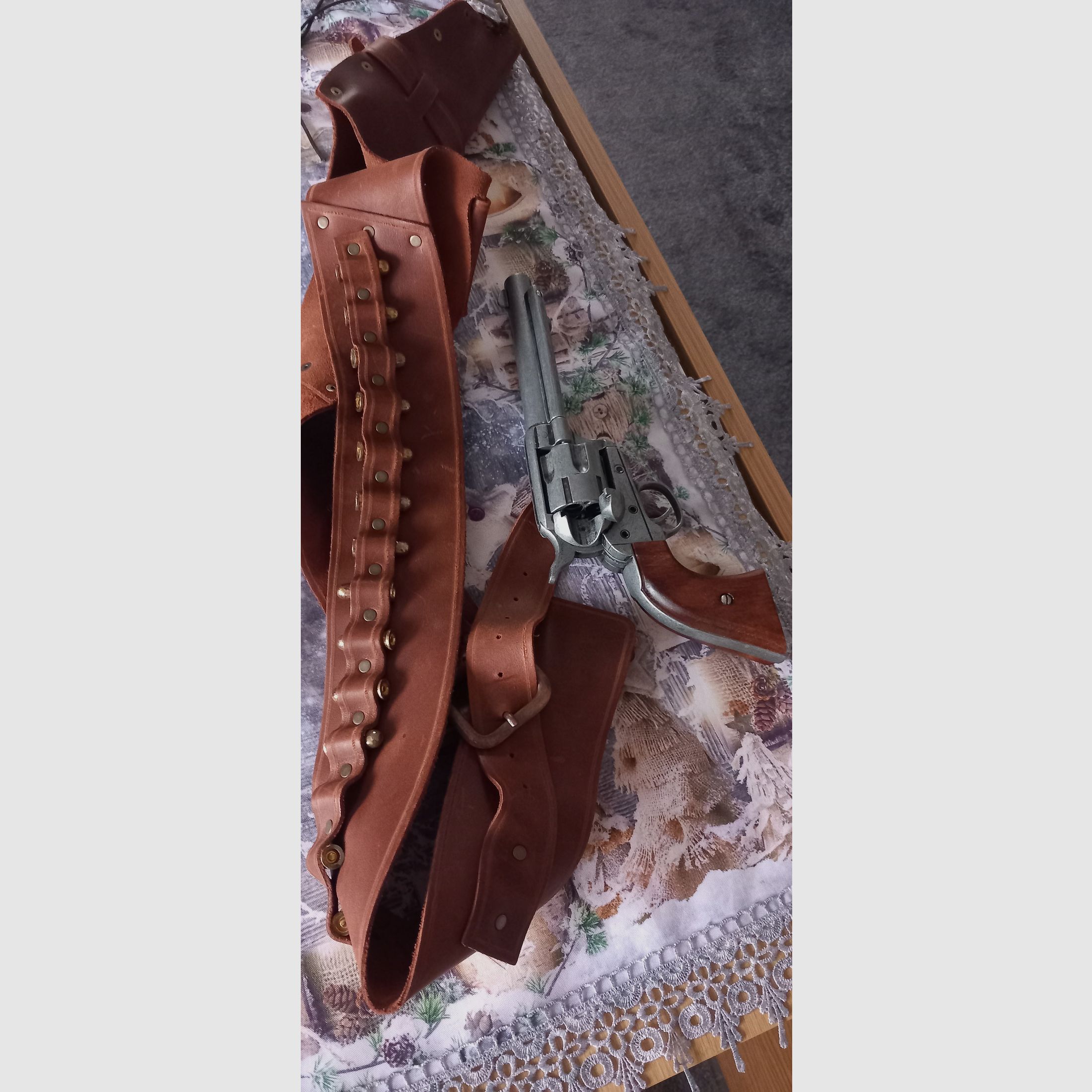 Westernholster Echtleder Mit Deko Patronen und Revolver 