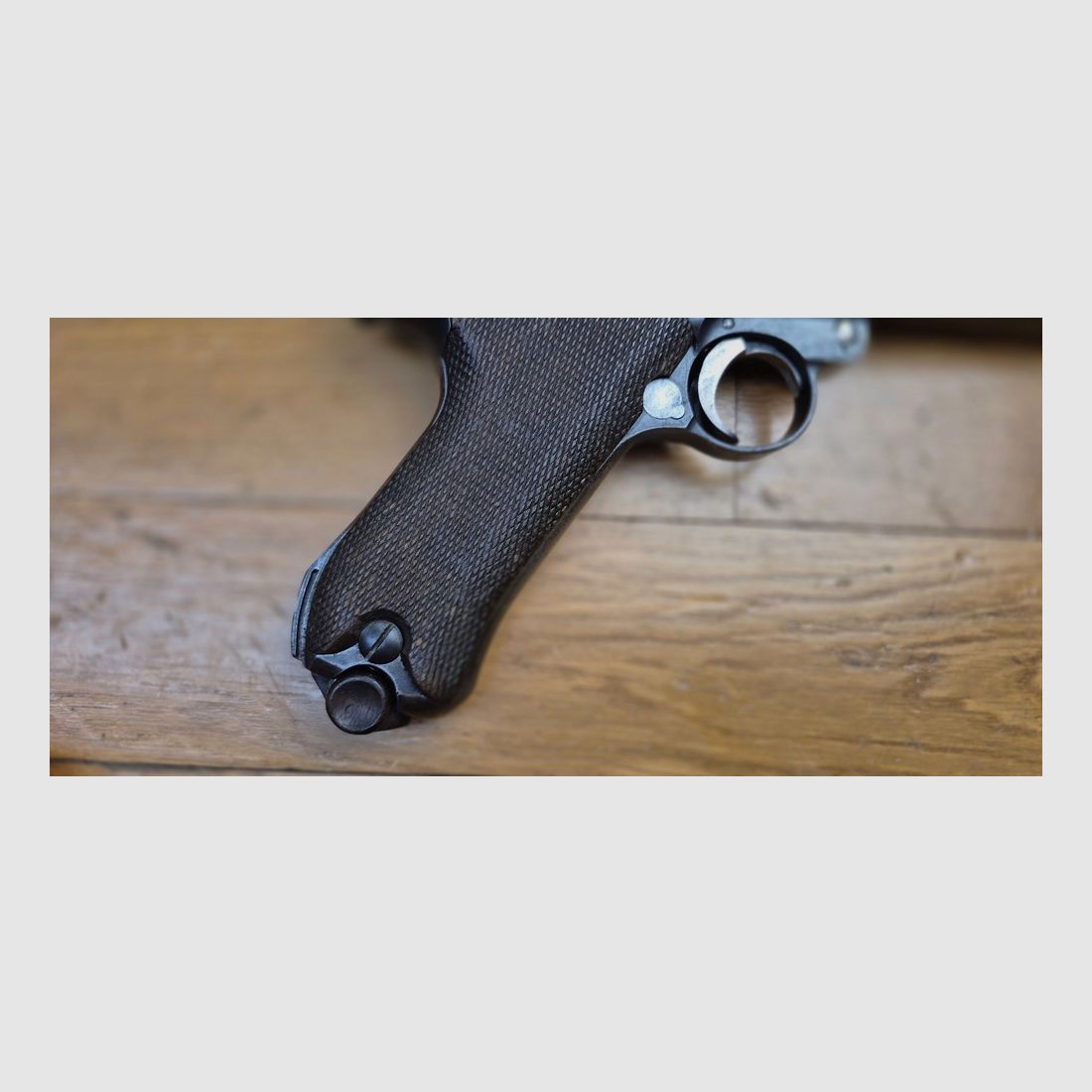 Zeer mooie Luger artillerie P08 – Wapen uit 1917 – Loop 8 inch (20cm!) – Fabricage DWM – Volledig monomatrikulier (behalve het magazijn dat van die tijd is) – Kal. 9×19 – Verstelbare richtmiddelen van het eerste type – Zeer mooie grepen – Epochenbruin nog 80% – Prachtige loop TBE+, afbeelding 15 van 22