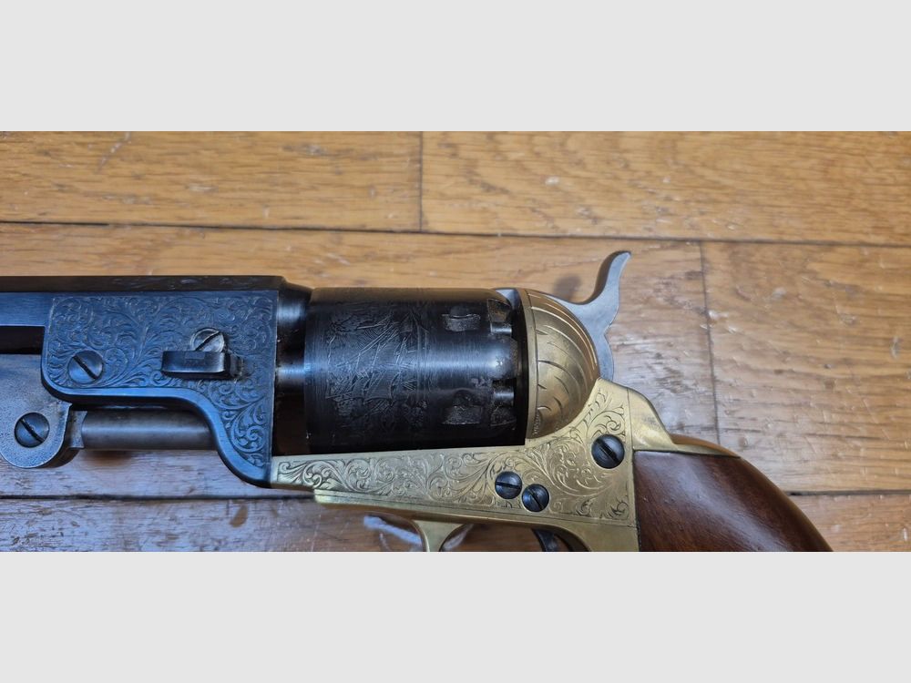 Hermoso revólver de pólvora negra Colt 1851 de Pietta — modelo "Navy Yank" — Cal. 36 — Versión de lujo — Armazón y cañón grabados — Acabado negro al 100% — Mecánica perfecta — Arma sellada BF (1995) — Excelente estado — TBE+, imagen 5 de 23