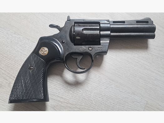 Deko Revolver Colt Python 4 .357 Magnum (Defekte Trommelhalterung)