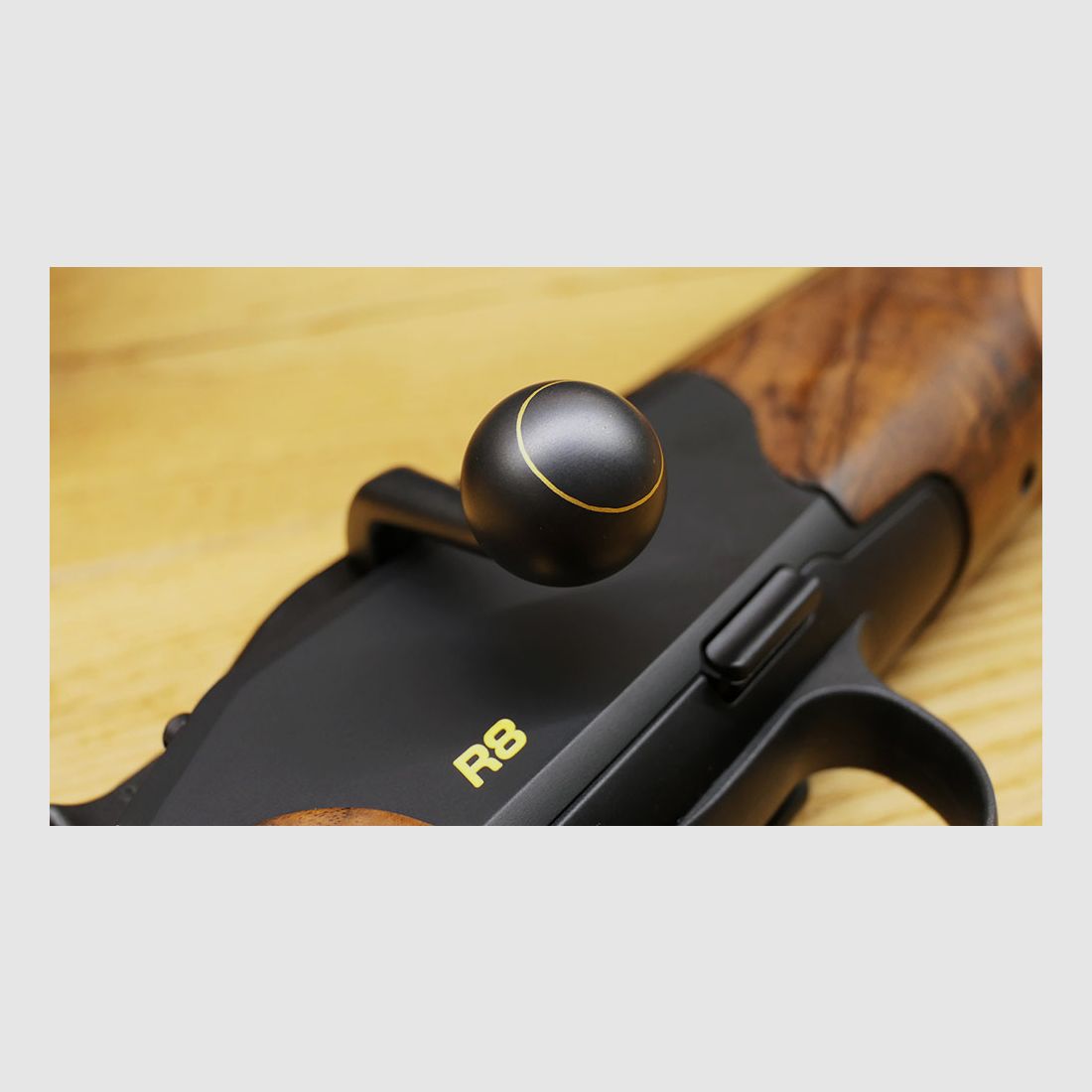 Blaser R8 Success / HK7 Super Finish matt / Chesterfield Leder / Stahlkugel mit Goldlinie / Kaliber & Lauflänge nach Wahl / M15x1 Gewinde / ATEMBERAUBEND