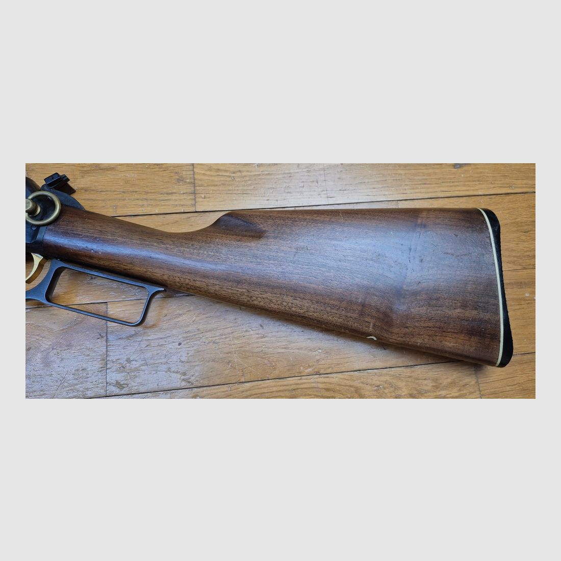 Schöne Unterhebelrepetierbüchse Marlin Modell 1894 – Waffe von 1971 – Kal. .44Mag – In 10+1 Schuss – Gutes Holz aus amerikanischem Nussbaum mit selbstgemachter Schulterstütze – Ultra flüssige Mechanik – Wunderschöner Lauf von 51 cm – Eine universelle Schusswaffe in BE+/TBE, Bild 2 von 30
