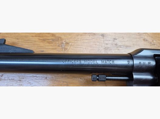 Mitico revolver Colt Officer Model Match – Cal. 38Sp – Canne pesante 6 pollici – Arma di Hartford intorno al 1960 – Estetica e meccanica di alto livello – Pezzo raro dedicato al tiro e all'allenamento in una qualità molto alta – Ottime condizioni, quasi come nuovo – TBE +++