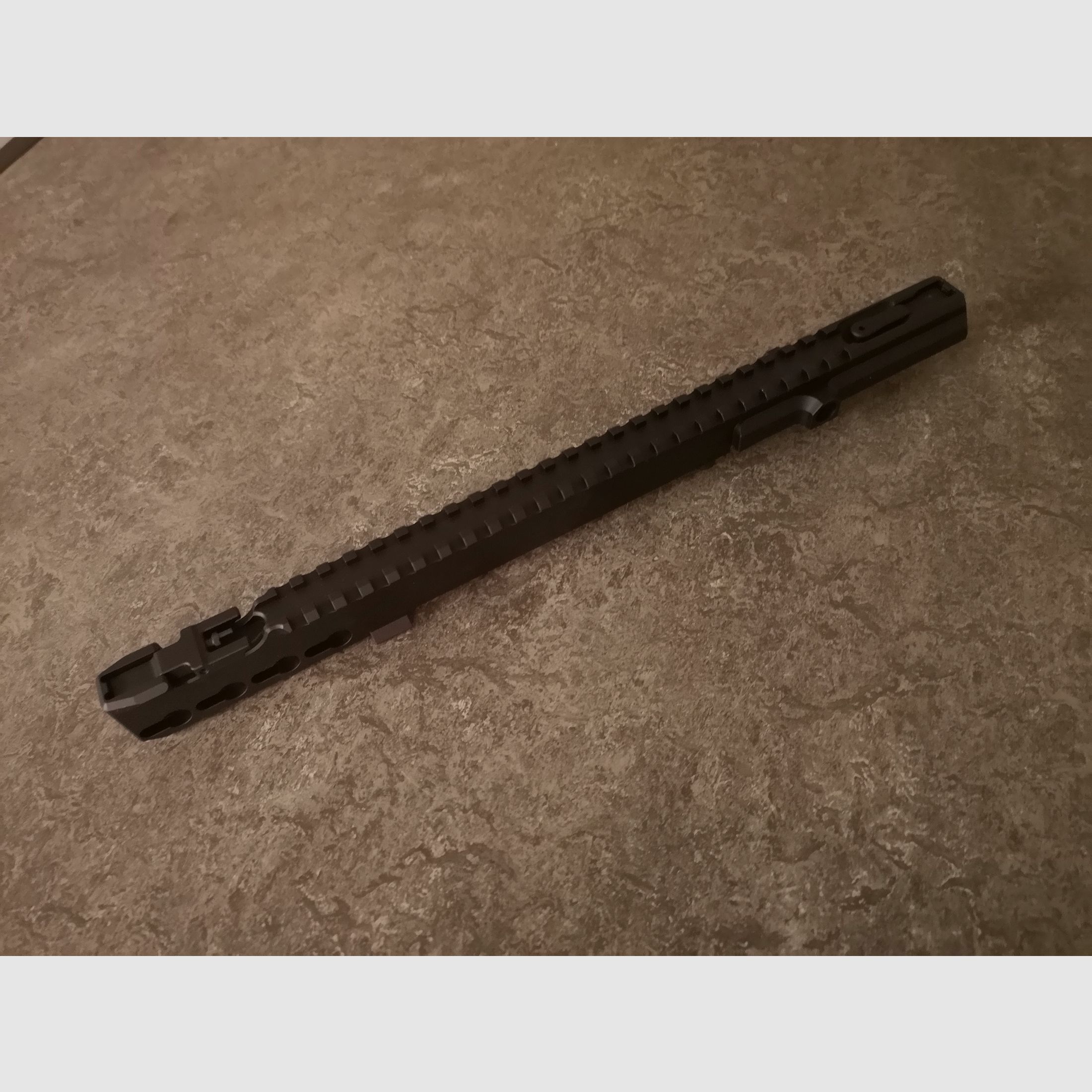 STEYR AUG A3 SA SWAT Gehäuseschiene Picatinnyschine 25 Slots Keymod und Ironsights Notvisierung