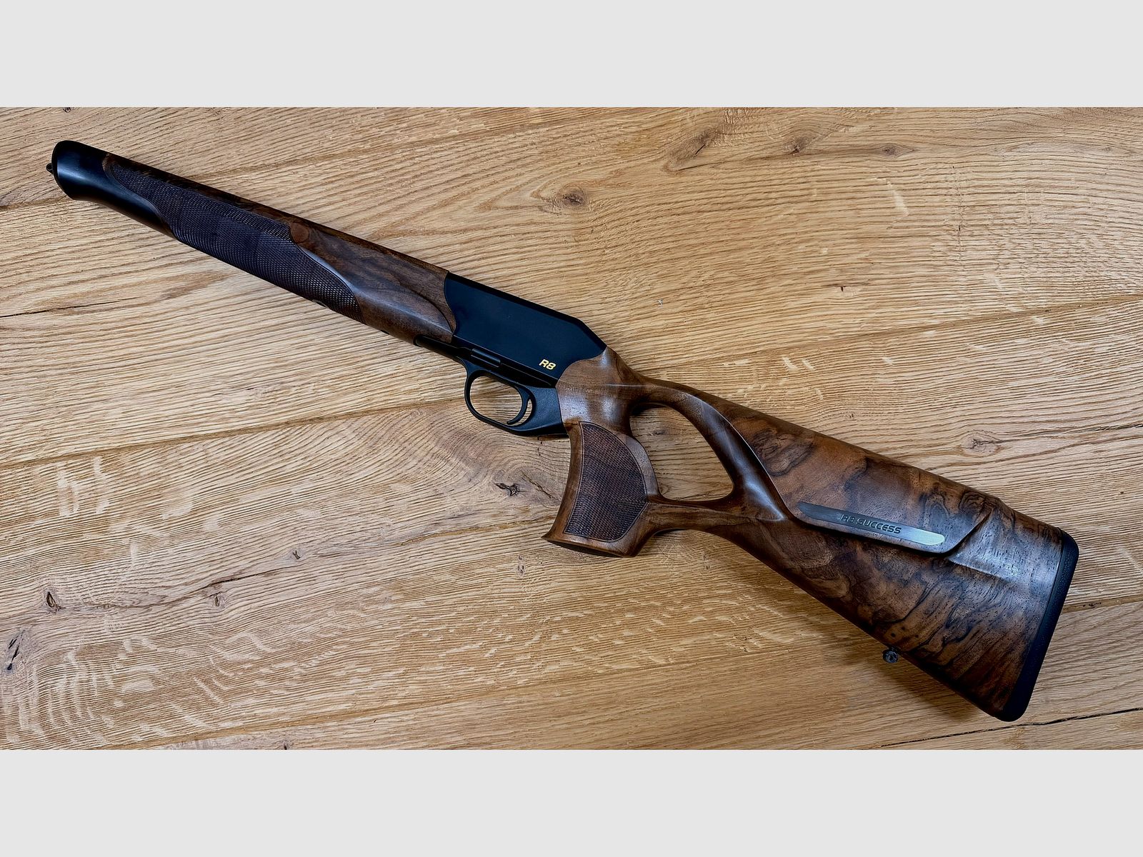 Blaser R8 Success Schäftung / Holzklasse 4 / R8 Logo in Gelb / top Holz absolute Gelegenheit