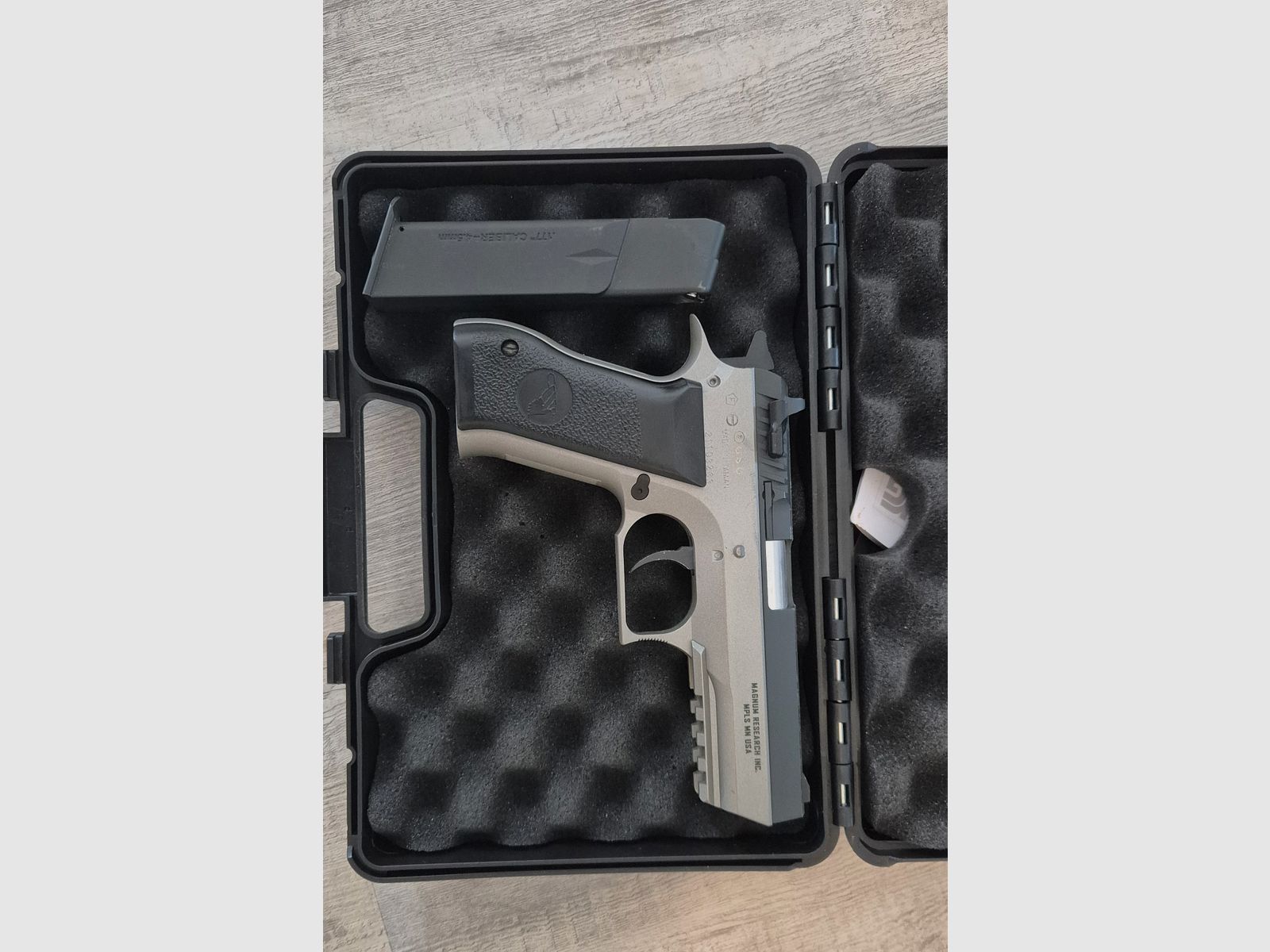 Magnum Research Desert Eagle, calibro 4,5 mm CO₂, immagine 1 di 5