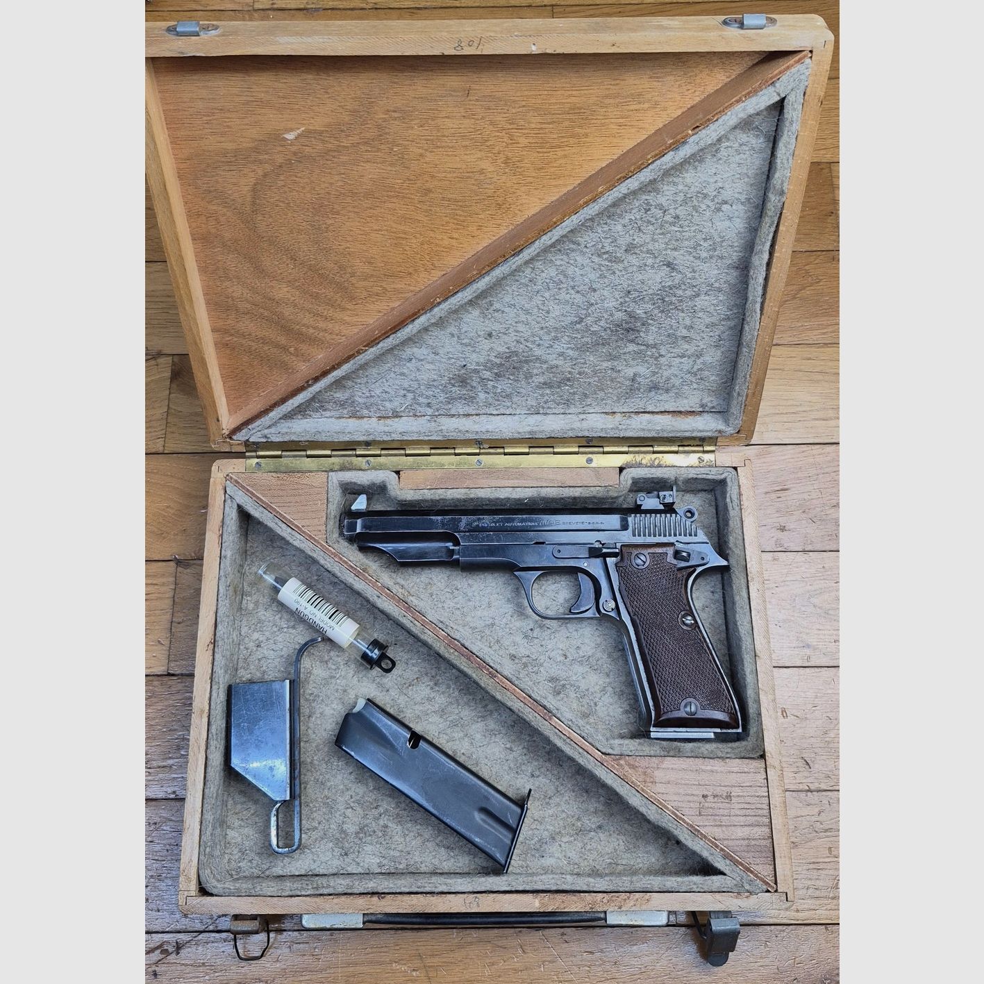 Seltener MAB 15 F1 Militärwettkampfpistole – nur weniger als 300 Exemplare bestellt – Kaliber 9 para – Originalverpackung des Militärmodells – Seltenes emblematisches Stück französischen Know-hows – Zweiter Magazin und Ladehilfe – BE/BE+, Bild 1 von 20