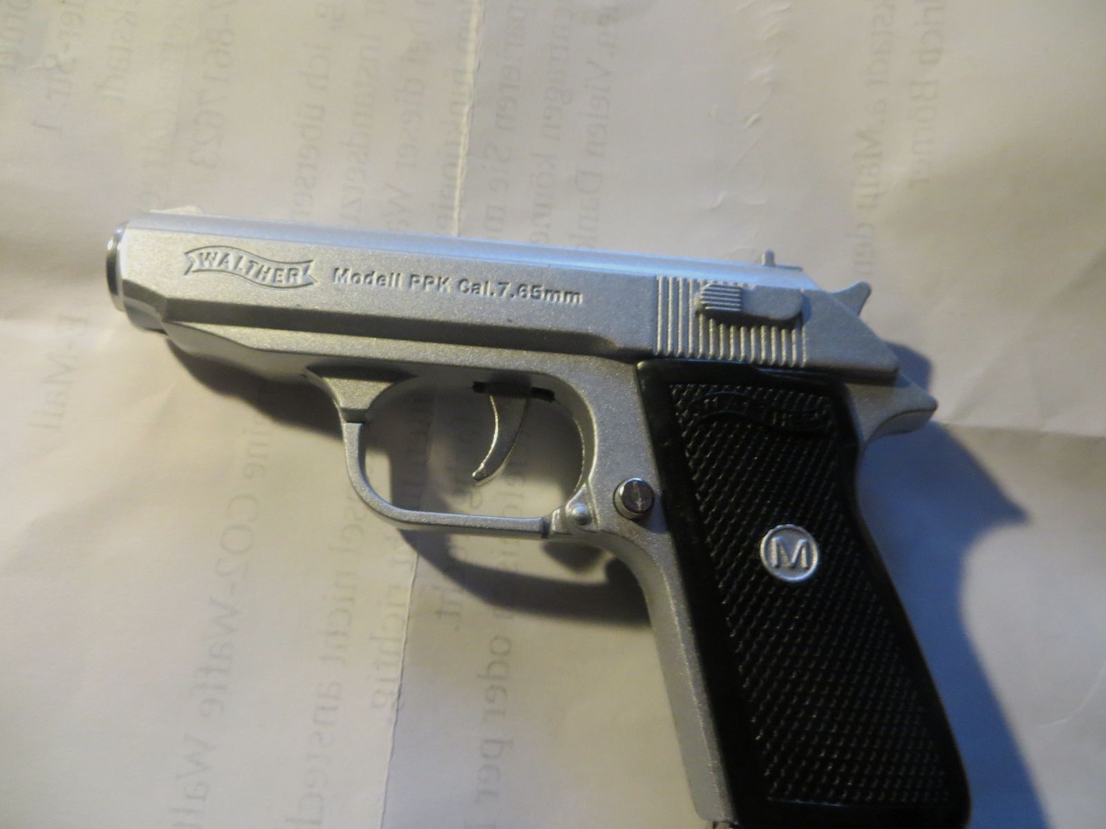 WALTHER PPK als Gasfeuerzeug (Maßstab 1:2)