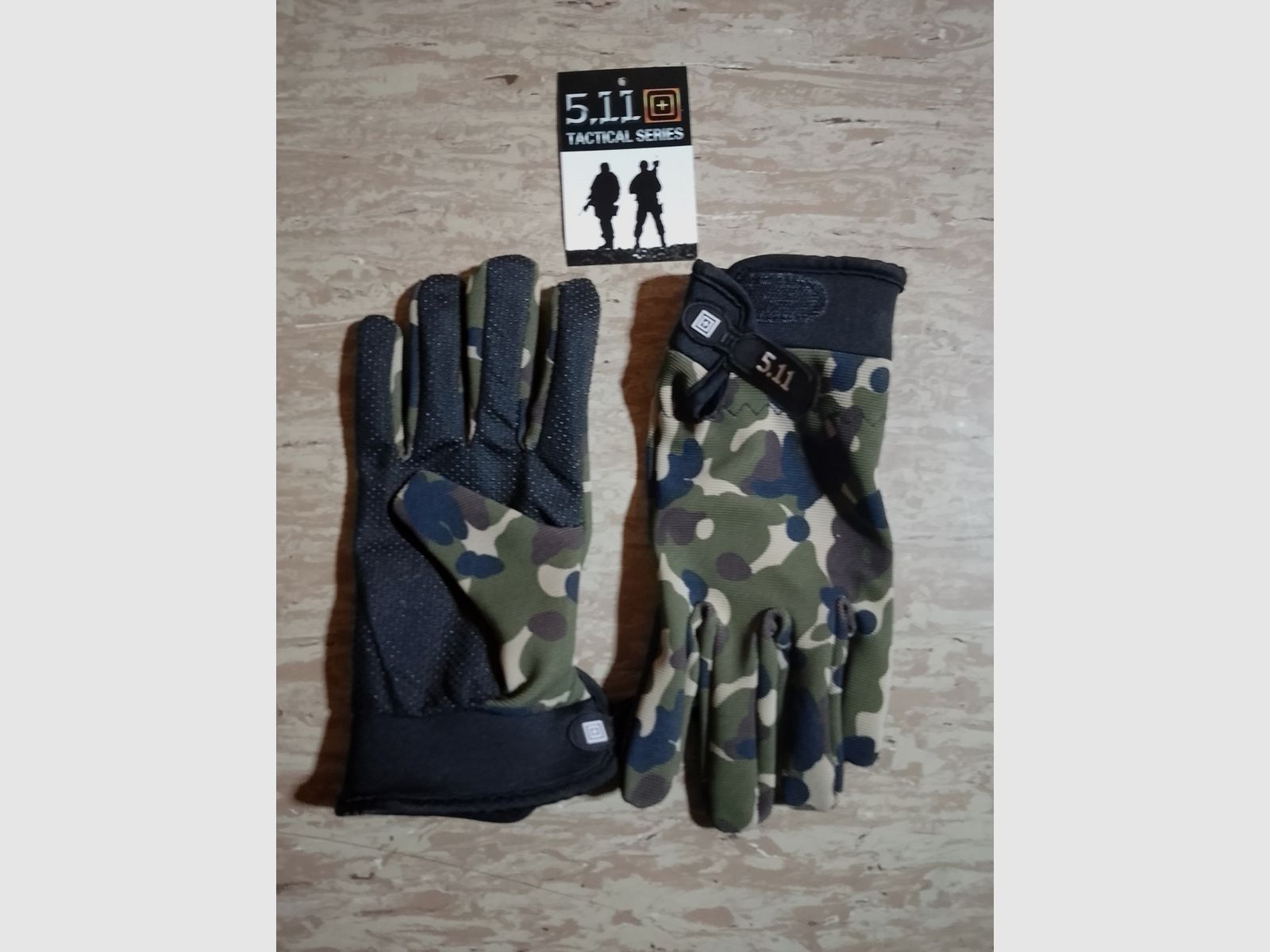Ein Satz / Paar neue Tactical Series Handschuhe Glove 5,11 flecktarn neu Tarnmuster 