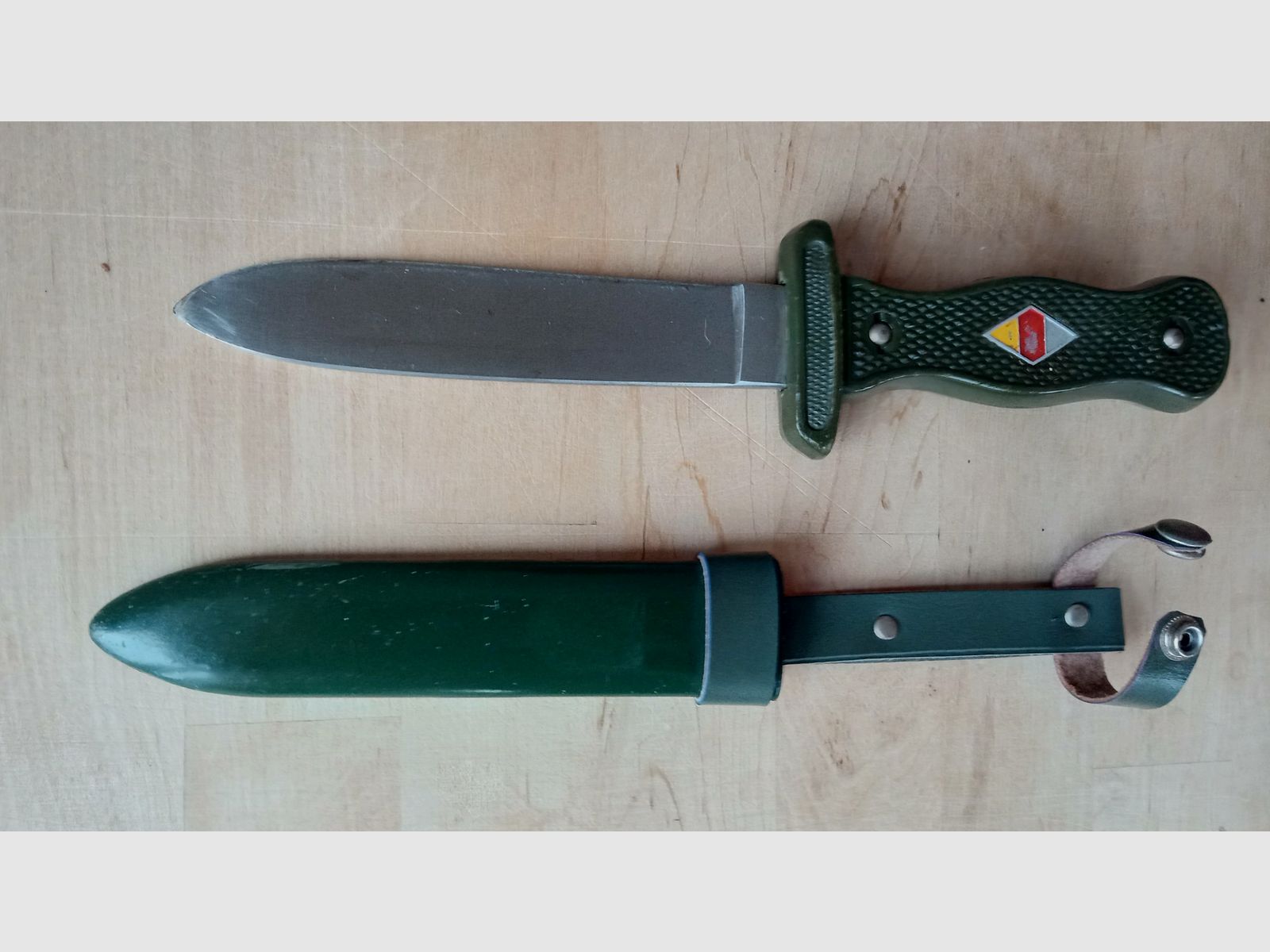 Couteau de randonnée original de Hubertus Solingen de la guerre froide, modèle de couteau de combat de la Bundeswehr et visuellement inspiré du couteau de randonnée HJ