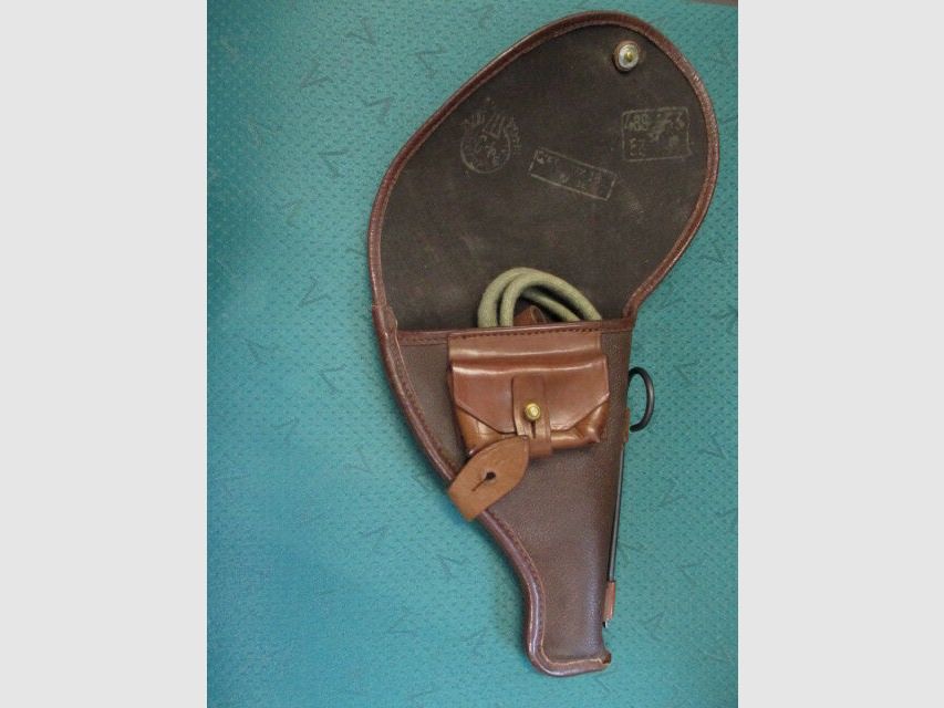Revolver Nagant Baujahr 1944, Lauf spiegelblank, mit Holster und Fangriemen