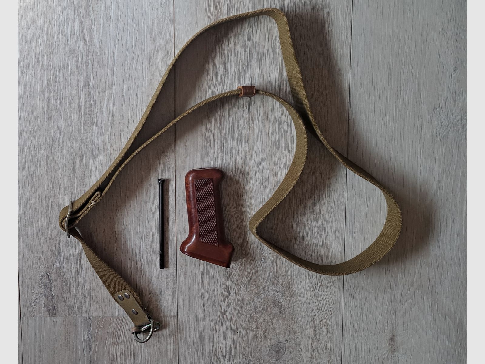Original russ. AK47 / 74 impugnatura in Bakelite e cinghia di trasporto