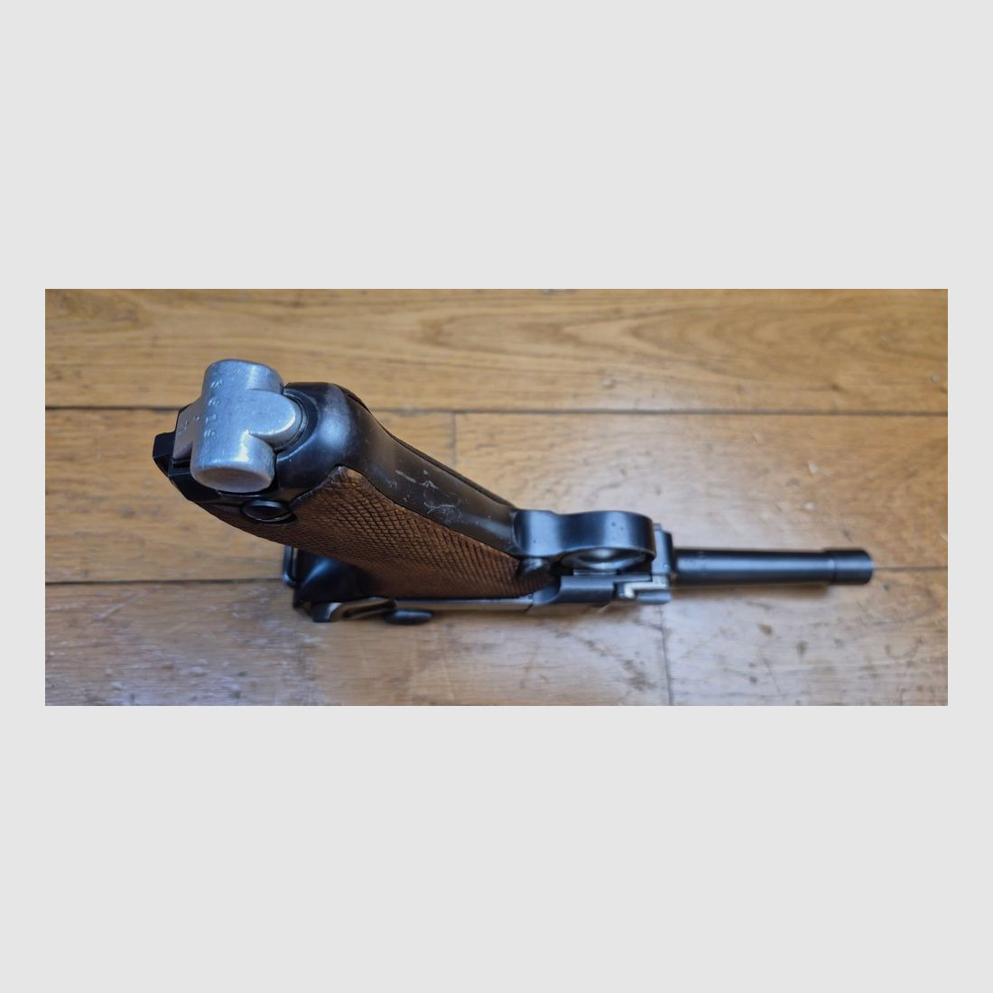 Bardzo rzadki i piękny pistolet Luger P08 Policji – Okres Weimaru – Specjalna produkcja DMW z lat 1920-1921 Policja/Armia – Jeden z 45 000 nowych produktów zwanych „Alphabet DWM” – Rzadkie zabezpieczenie spustu „Schywie” po 1933 roku – Całkowicie monomatyczny z wyjątkiem magazynka – Bardzo ładna mechanika i estetyka – Bardzo dobry luf – Rzadki stan i wielka rzadkość – TBE+/TBE++, zdjęcie 9 z 24