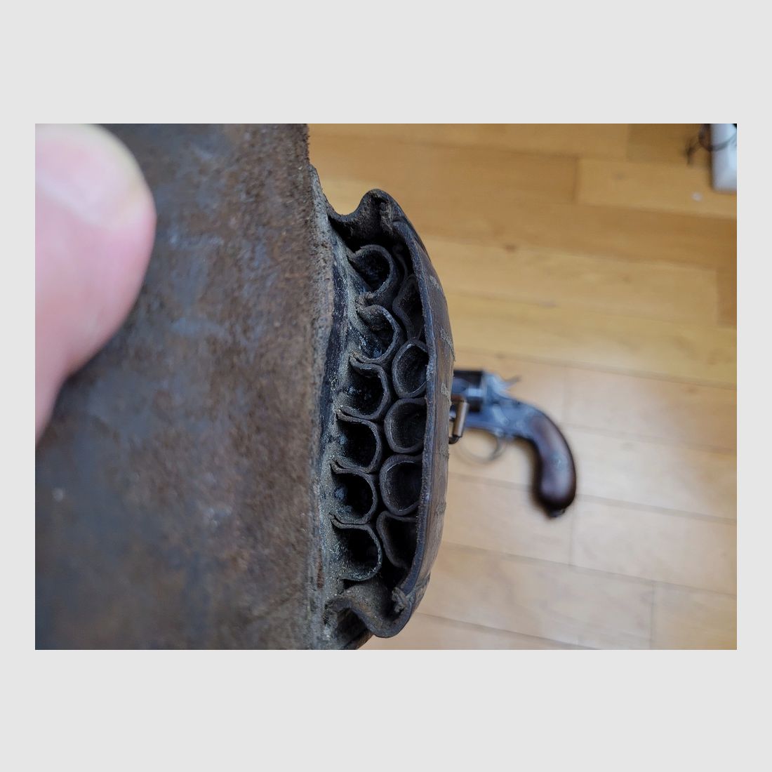 Sehr schöner Reichsrevolver 1883 – Kal. 10,4 original – Herstellung Erfurt von 1893 – Schöne reguläre Stempel – 80% seiner ursprünglichen glänzenden Brünierung – Wunderschöner Lauf und Kammern – Waffe mit einer Matrikelnummer – Seltenes originales Schneider Briegl-Futteral – TBE+, Bild 26 von 27