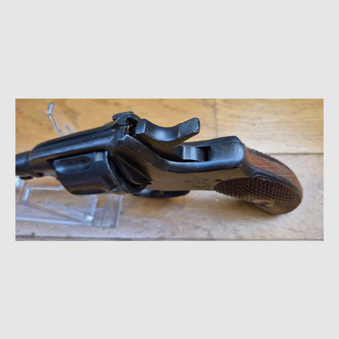 Beau Revolver russe Modèle 1895 dit Nagant – Arsenal de Tula – Arme mono-matricule de 1941 – Calibre 7,62 Nagant – Très belle mécanique – Beau bronzage – Bon canon – Etui soviétique au modèle avec sa baguette de nettoyage – Arme en BE+/TBE, image 13 sur 31