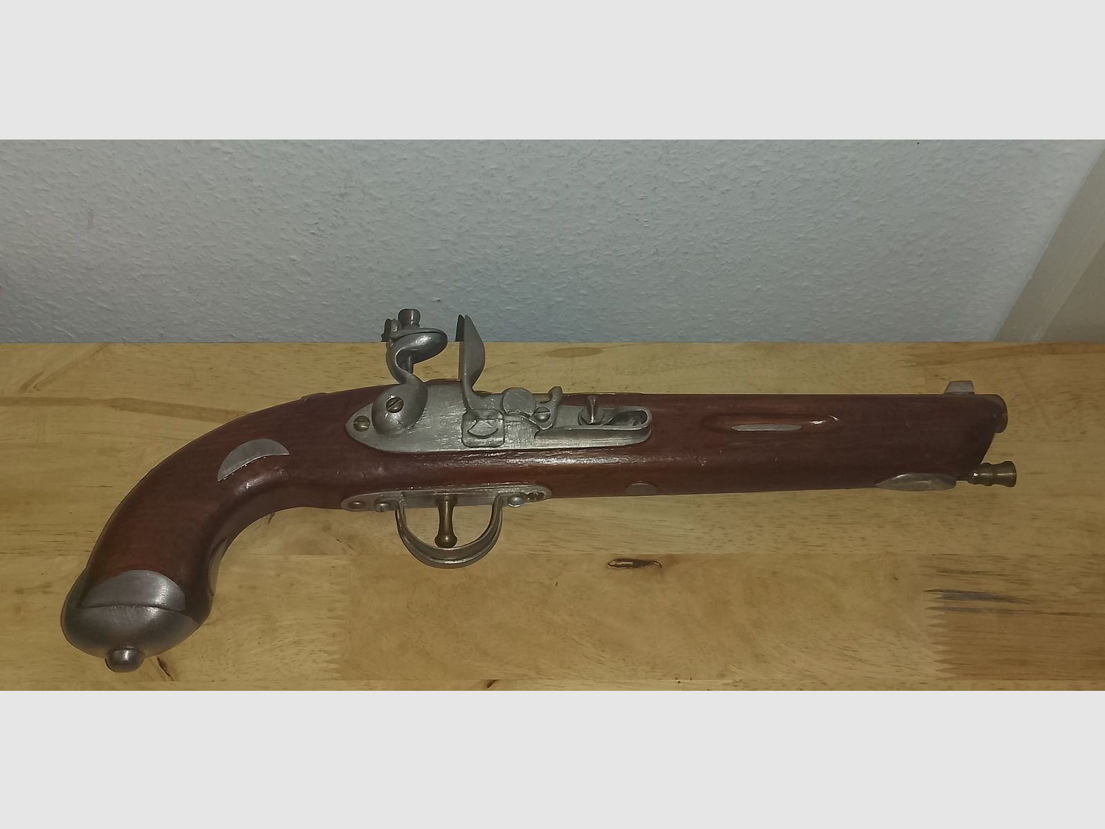 Rareza de pistolas de decoración, hecho a mano de latón, estaño y madera 58cm y 45cm