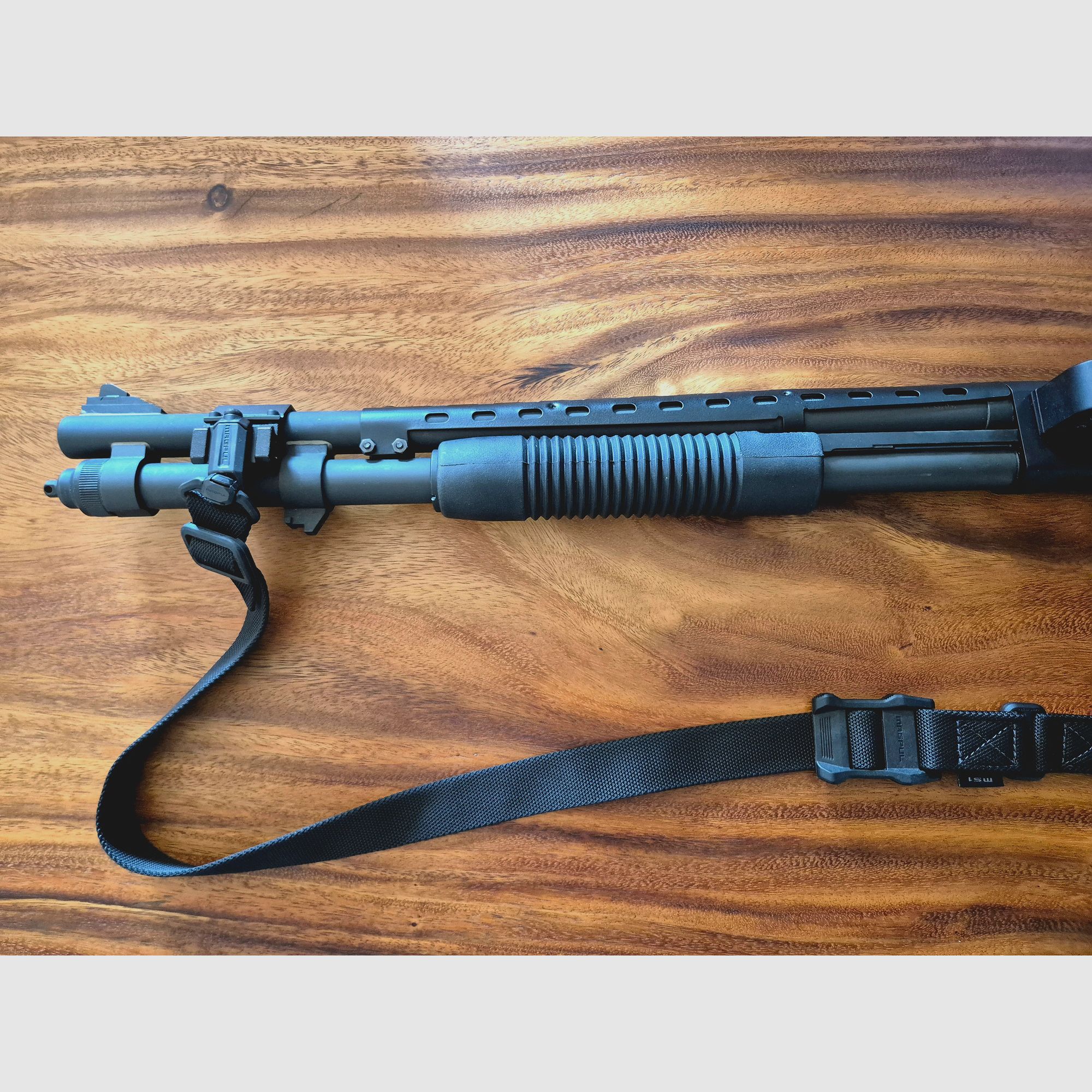 Mossberg M590A1 Ghost Ring Tactical 12/76 Mag. inkl. Magpul Schaft/Sling, Patronenhalter und Laufhitzeschild – Neu und unbenutzt