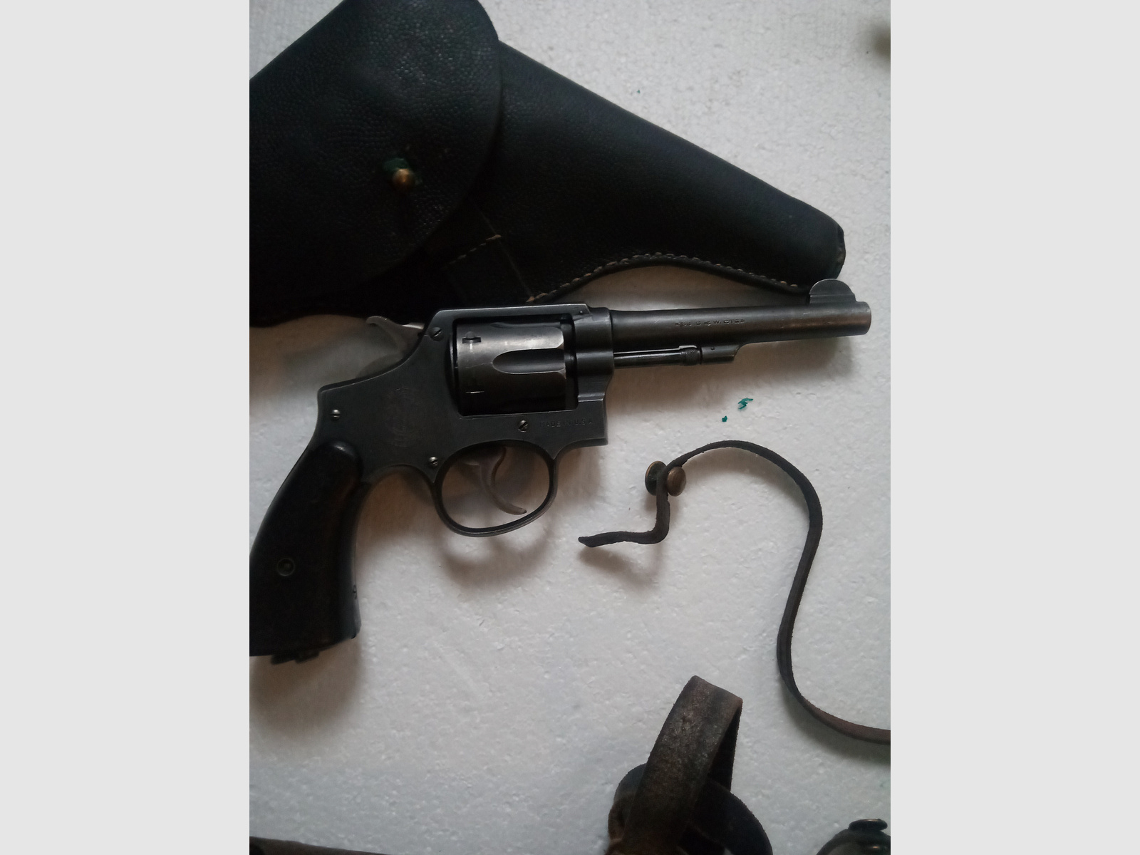 Revolver Smith & Wesson Kal. 38 zusammen mit ca. 80 Schuss Munition