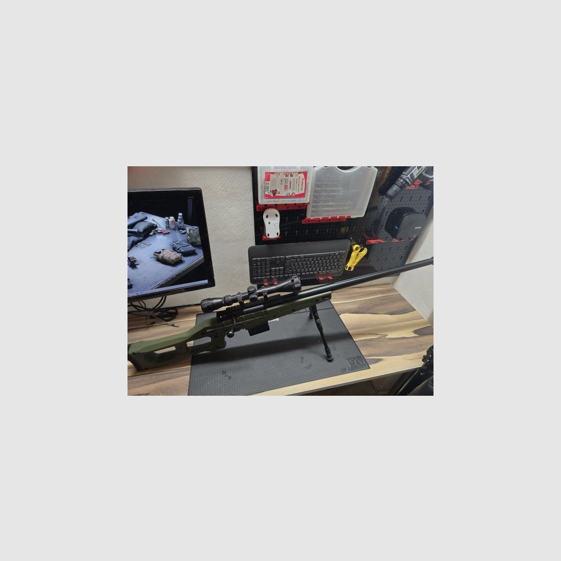Well Russian Tactical (MB4409D) Feder-Repetiergewehr mit Zweibein und Zielfernrohr