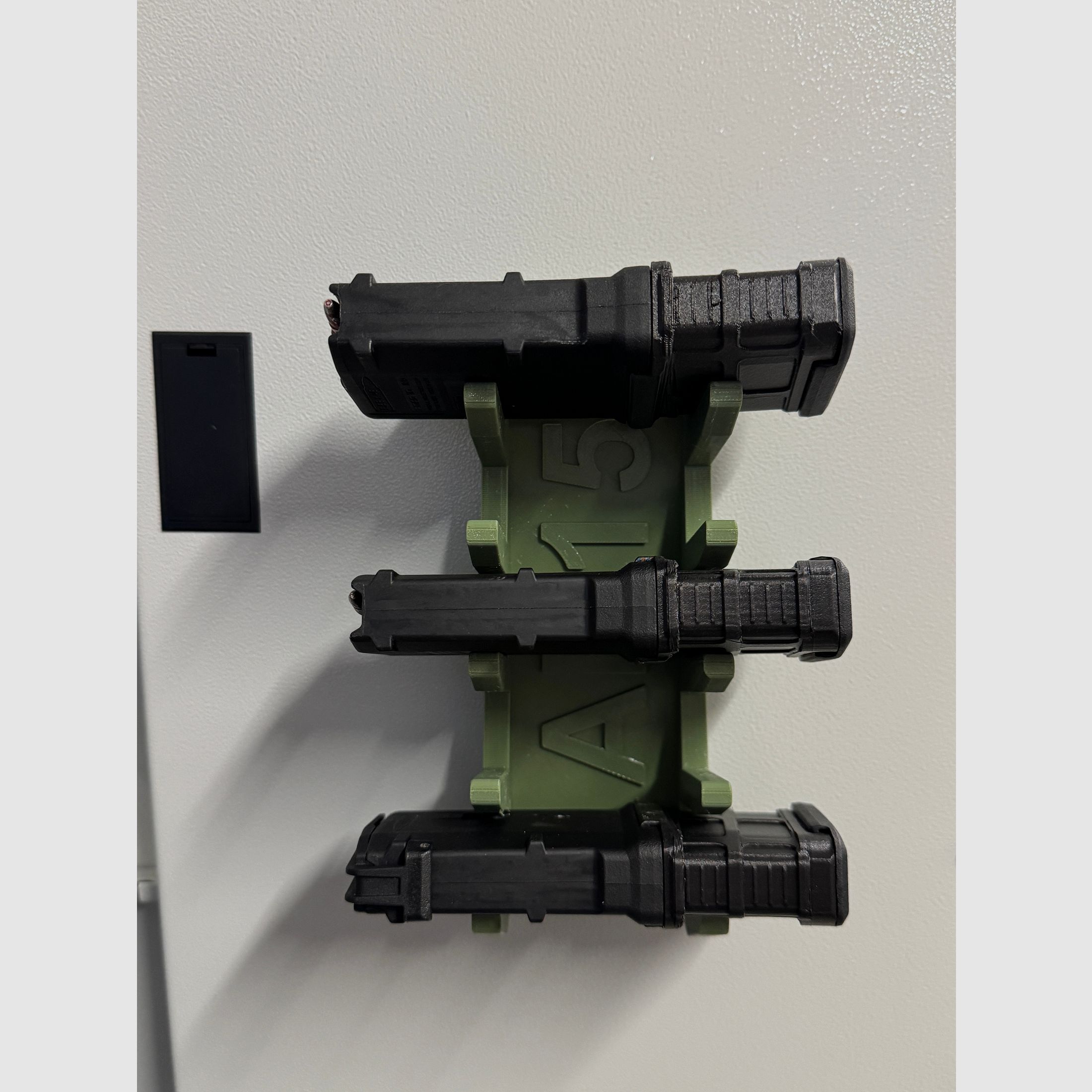 Magnetic magazine holder for AR-15, Glock & CZ – Space-saving & no drilling