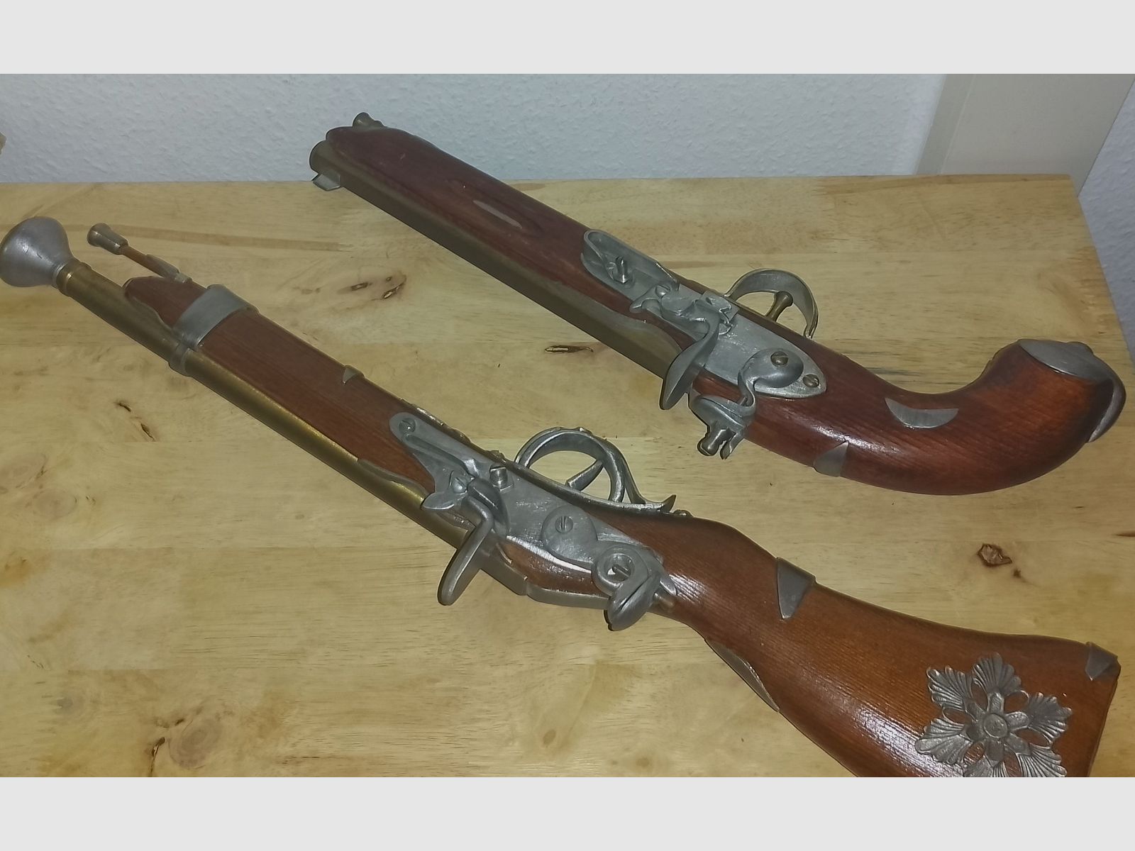 Rareza de pistolas de decoración, hecho a mano de latón, estaño y madera 58cm y 45cm