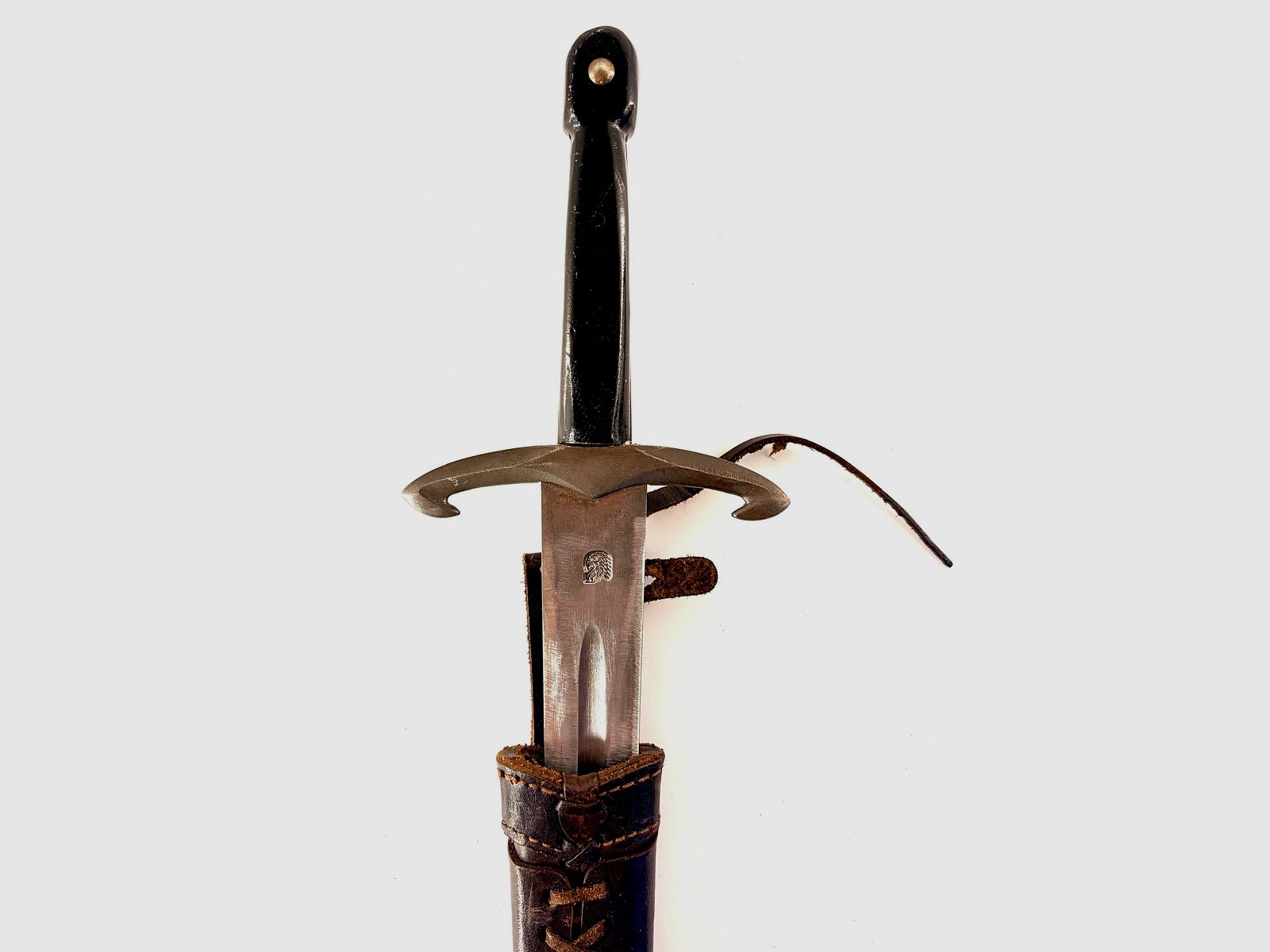 Set de armas y cubiertos medievales – espada de una mano, cubiertos y cuchillo vikingo