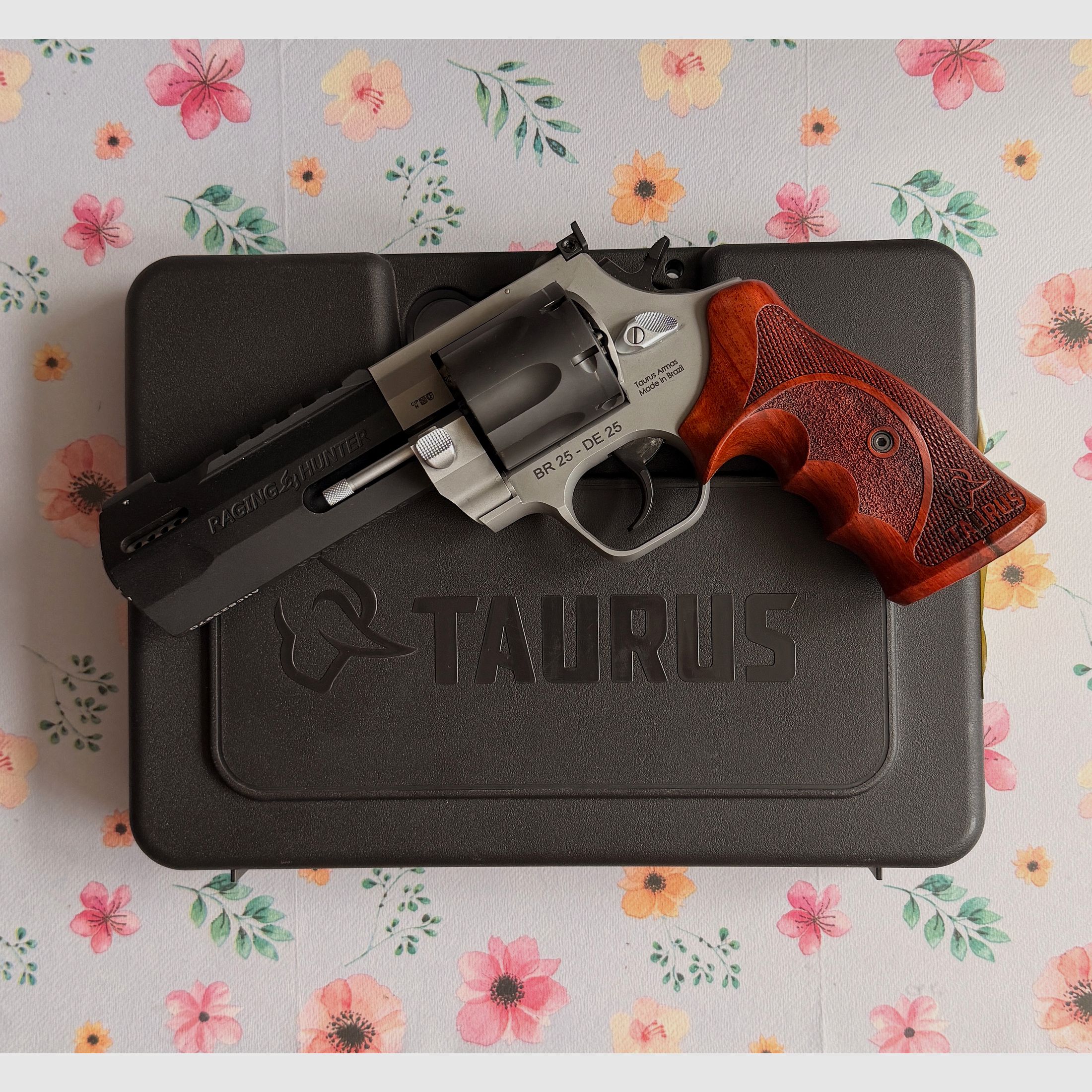 Taurus Raging Hunter 357 .Mag. – Bassa potenza di sparo, incl. Jetloader e impugnature in legno, colore DuoTone, lunghezza canna 5 1/8.