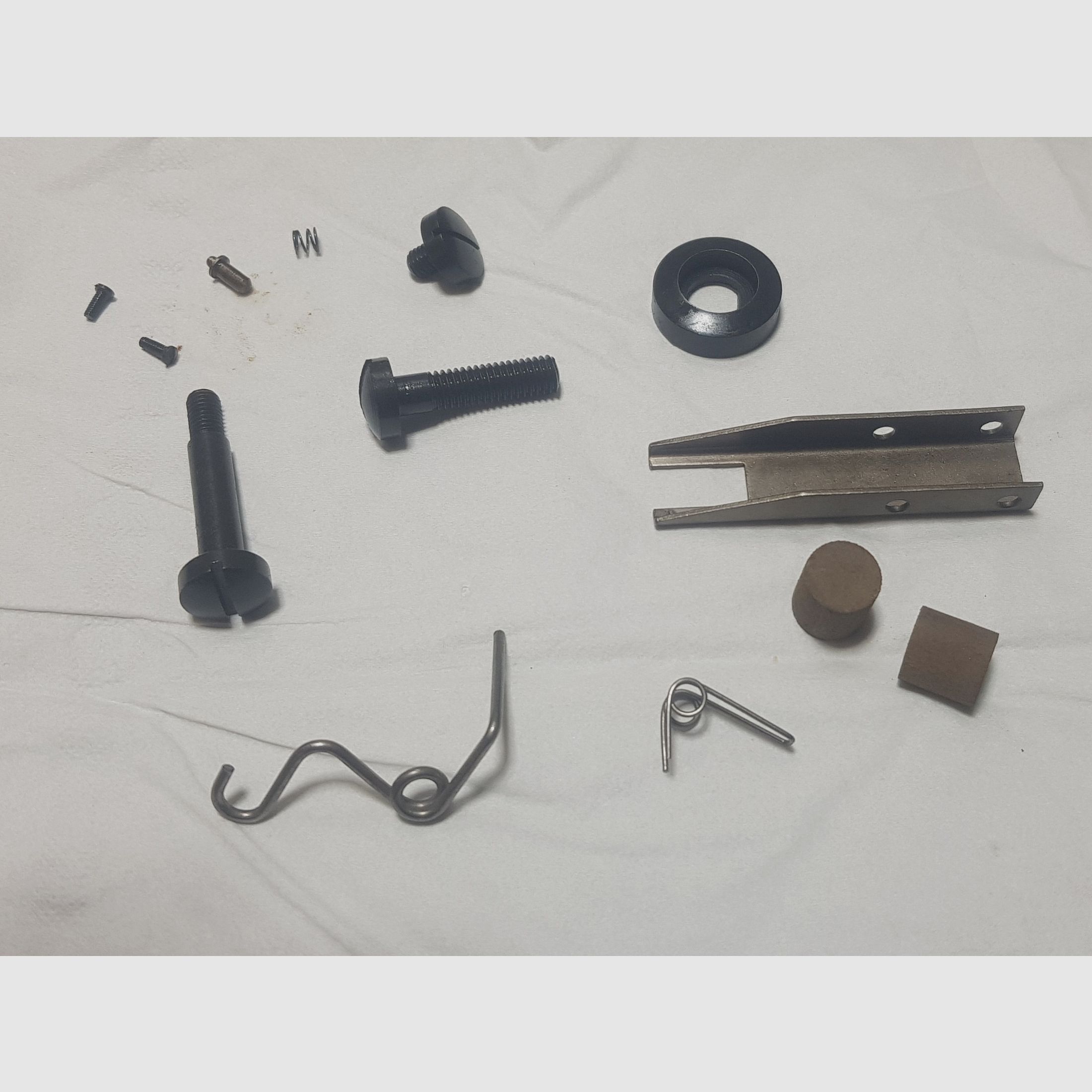 Vervangingsonderdelen Haenel IV/M Onderhevel Luchtgeweer 4M of IV M Trekker Trekkerstang Veerinstallatie Schroef Trekkerhaak Veer per stukprijs