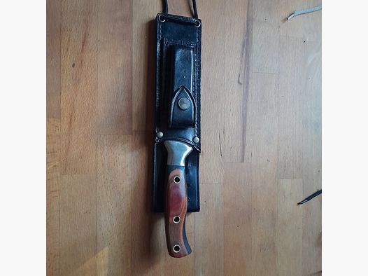 Jagdmesser Stainless Steel 440 Nr.  37296 in schwarzer Lederscheide mit Schleifstein