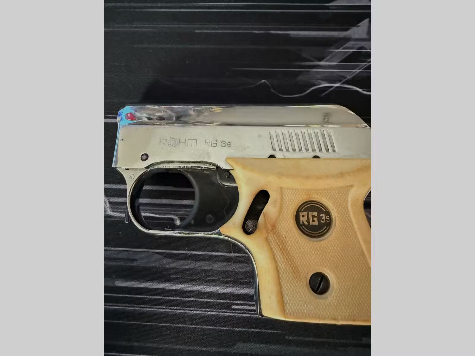 Defekter Airsoft Revolver und zwei unbekannte Schreckschusspistolen