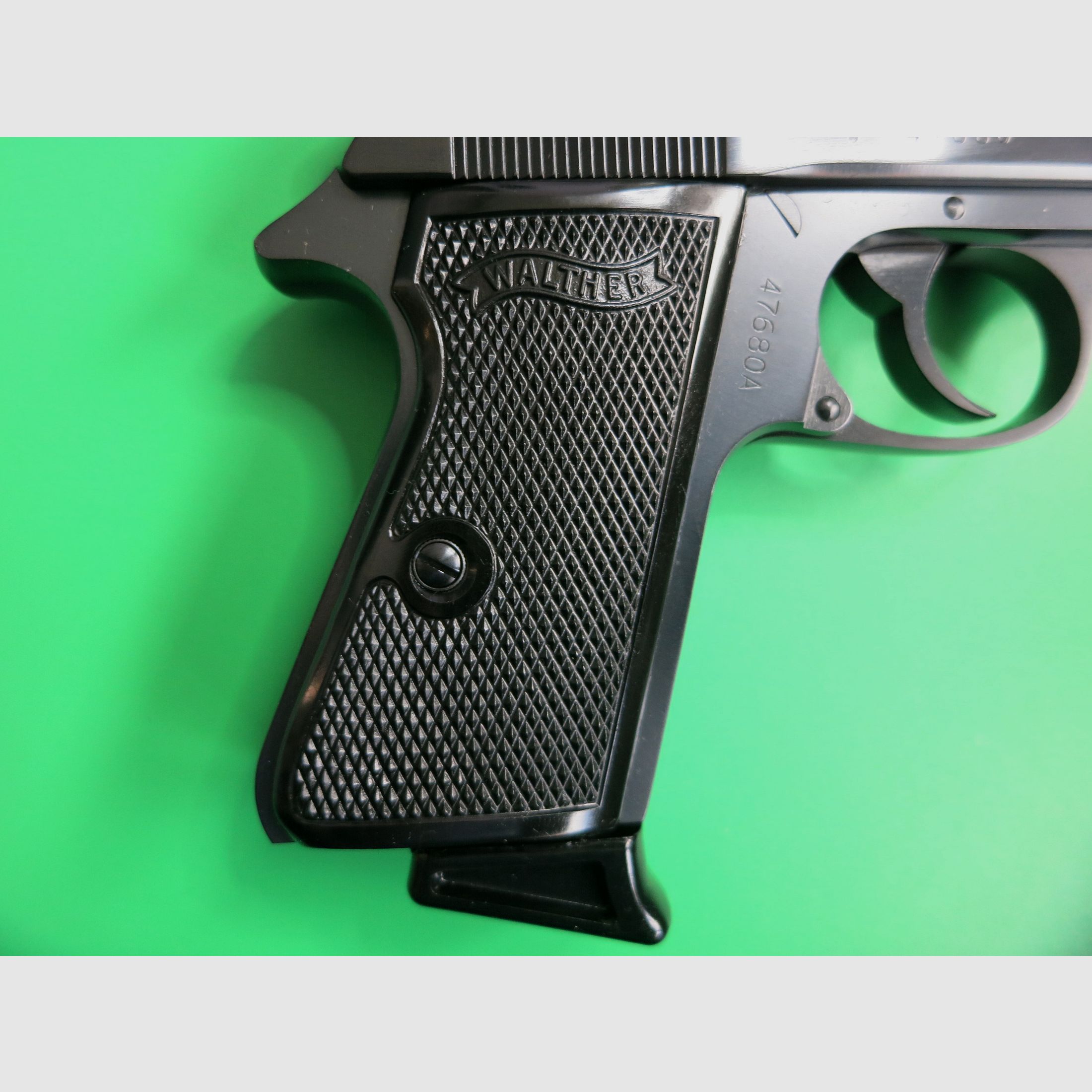 Pistola semiautomática, Walther PP, cal. 9 mm corto, empuñaduras negras, como nueva       #75