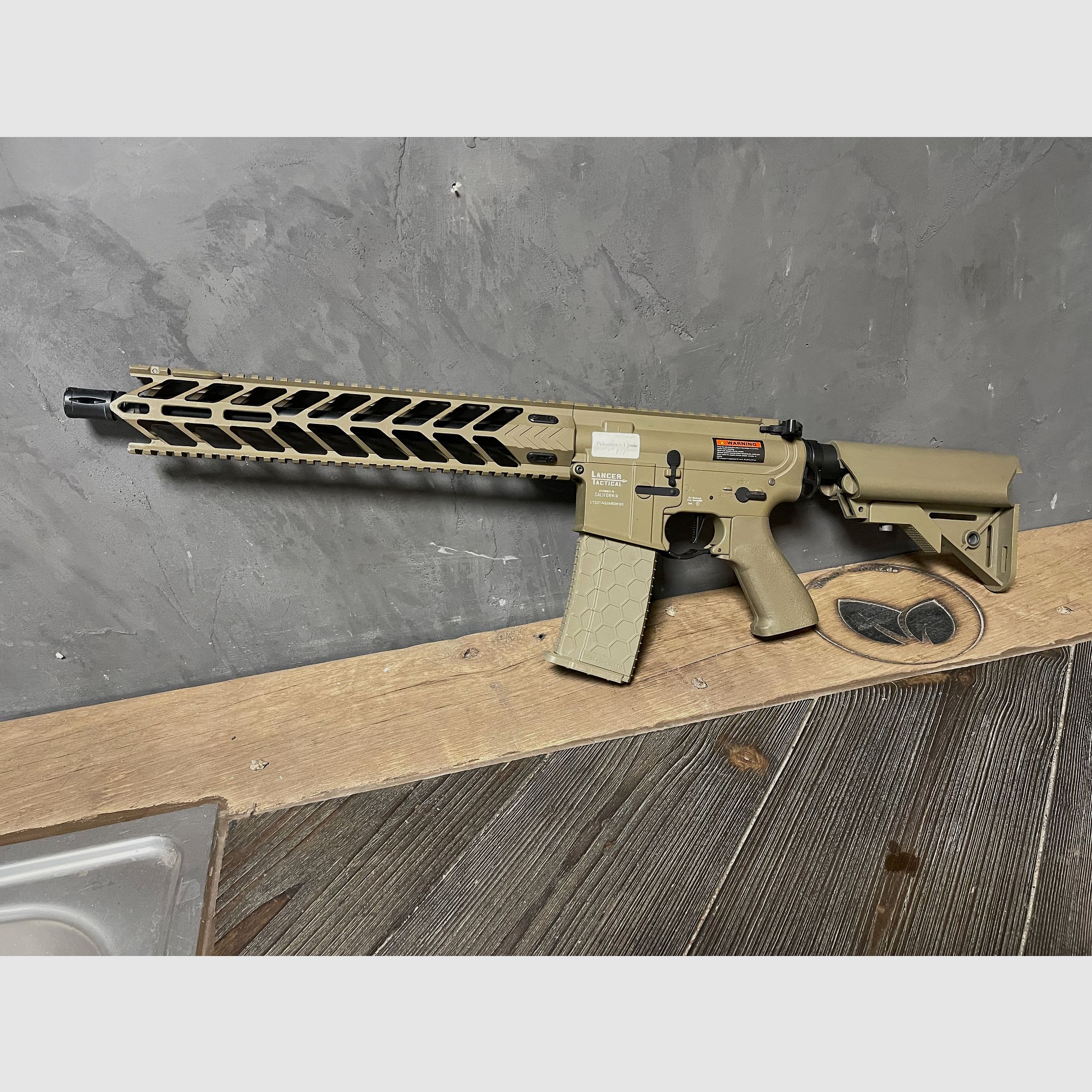 Konvult aus verschiedenen Langarm Waffen Lancer Tactical