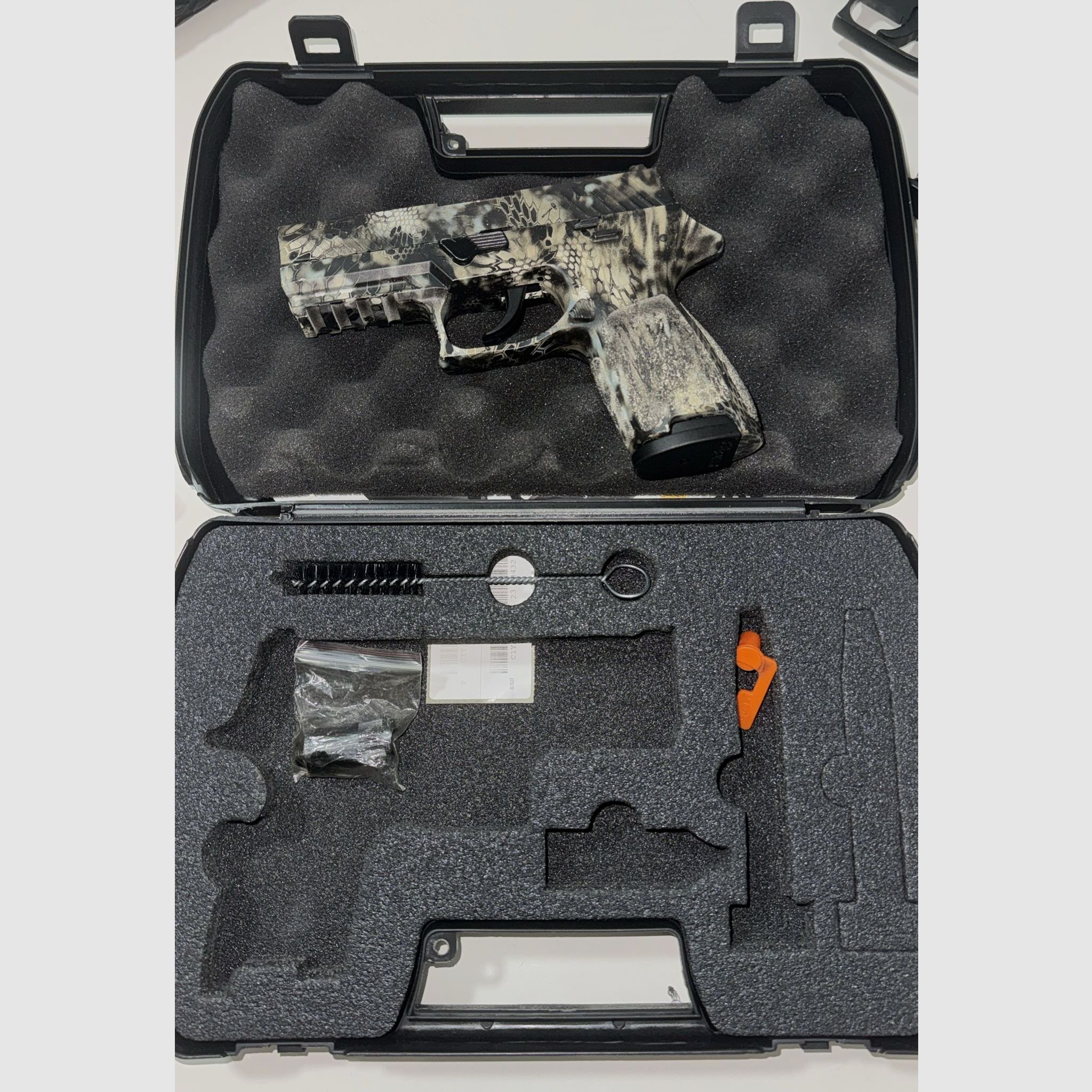 SIG Sauer P320 Schreckschuss 9mm P.A.K. – Kamuflaż – w zestawie z magazynkiem – PTB