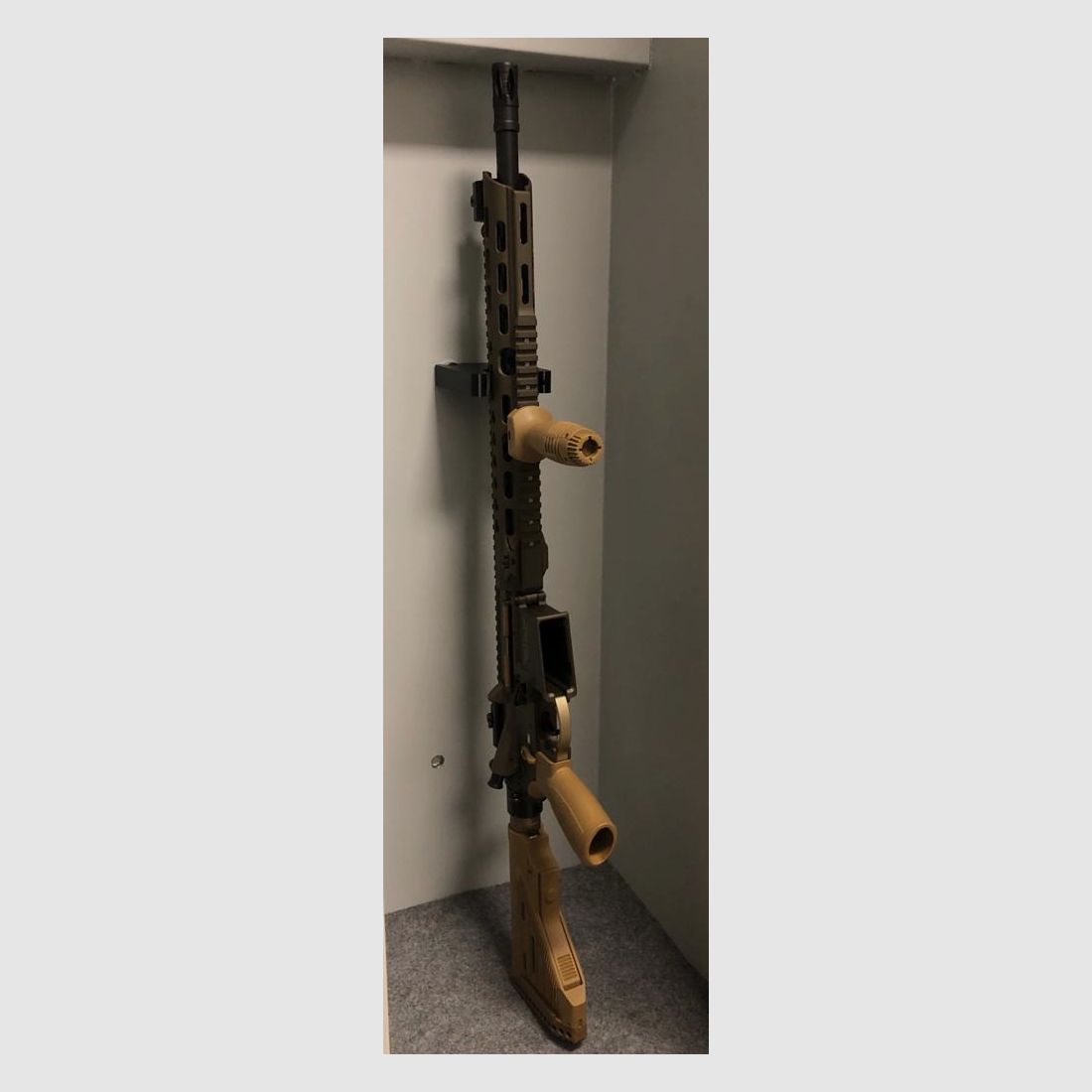 Gewehrhalterung magnetisch - Ar15 MR223 AKM Saiga SP5 Karabiner Thompson PPSch HK B&T SIG Haenel WBP Heckler & Koch